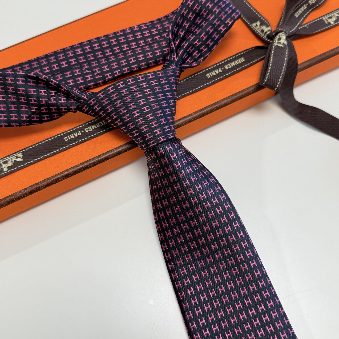 🌾男士新款领带系列【H字母图案领带】👔👔，稀有H家每年都有一千条不同印花的领带面世，从最初的多以几何图案
