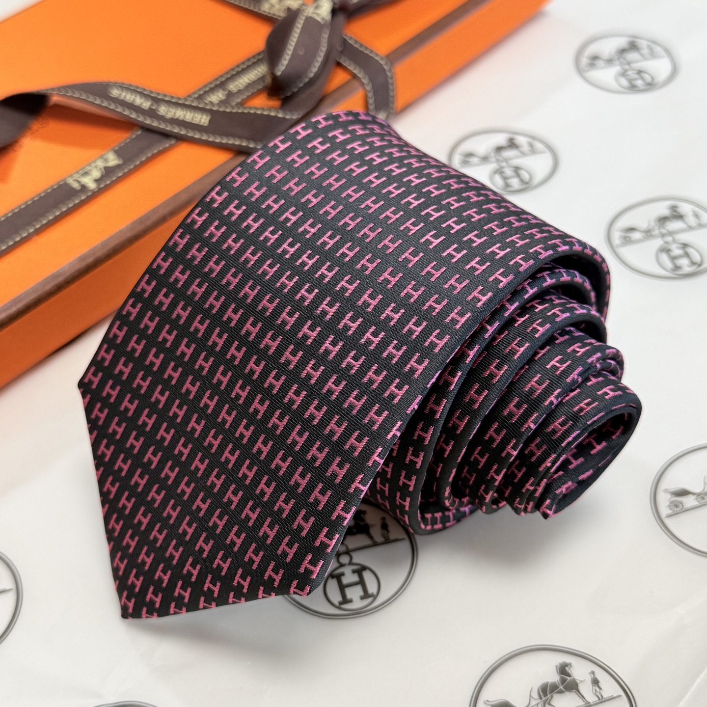 🌾男士新款领带系列【H字母图案领带】👔👔，稀有H家每年都有一千条不同印花的领带面世，从最初的多以几何图案