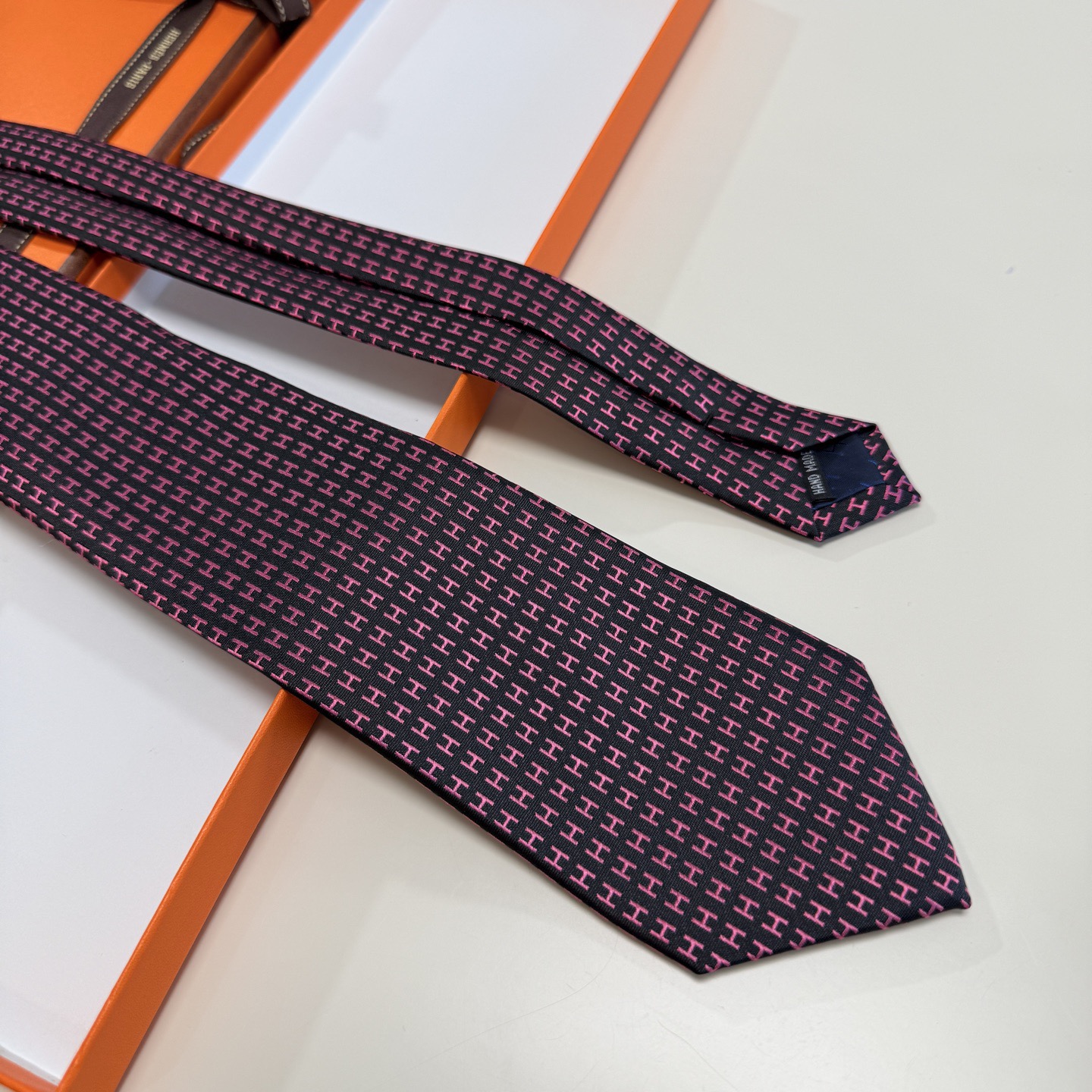 🌾男士新款领带系列【H字母图案领带】👔👔，稀有H家每年都有一千条不同印花的领带面世，从最初的多以几何图案