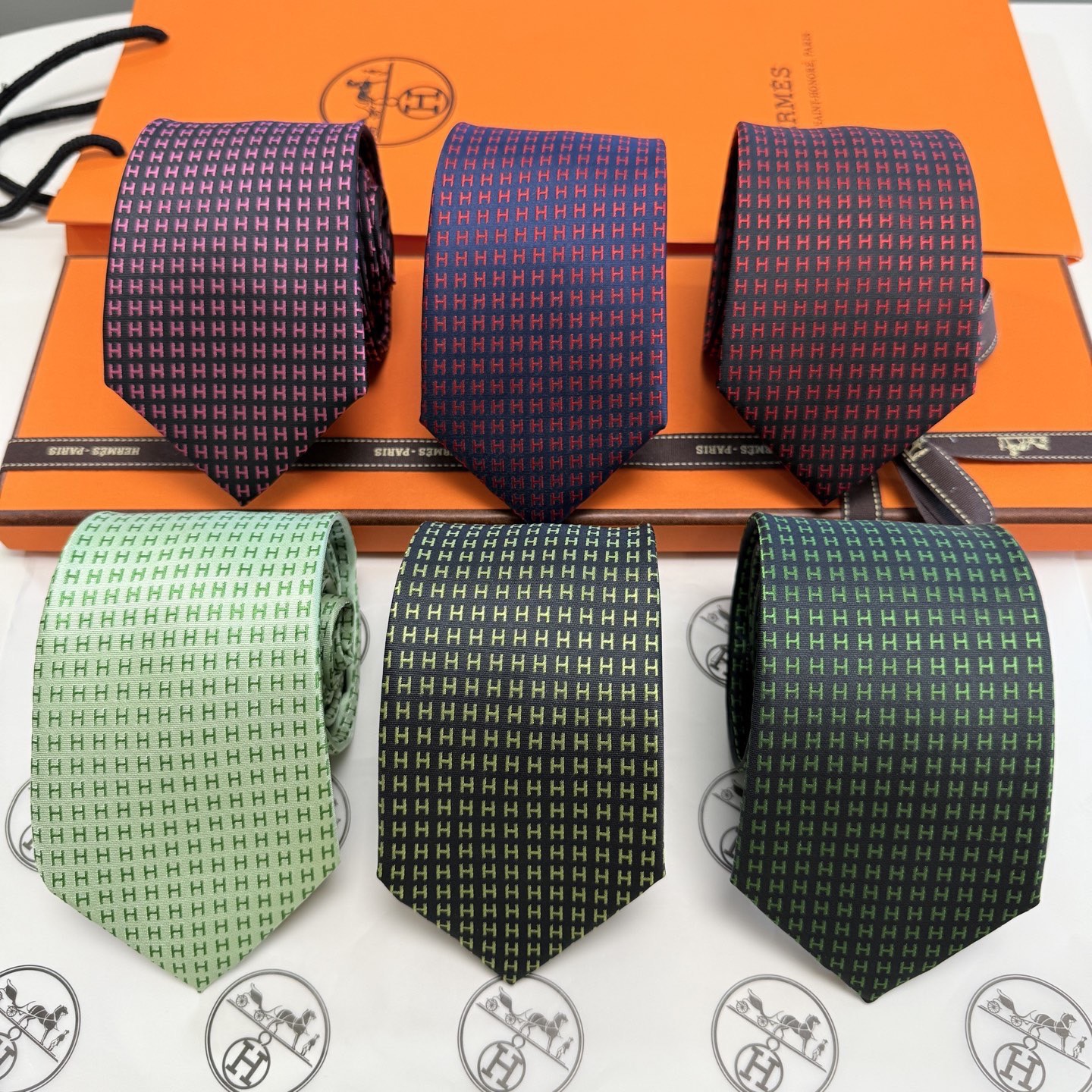 🌾男士新款领带系列【H字母图案领带】👔👔，稀有H家每年都有一千条不同印花的领带面世，从最初的多以几何图案