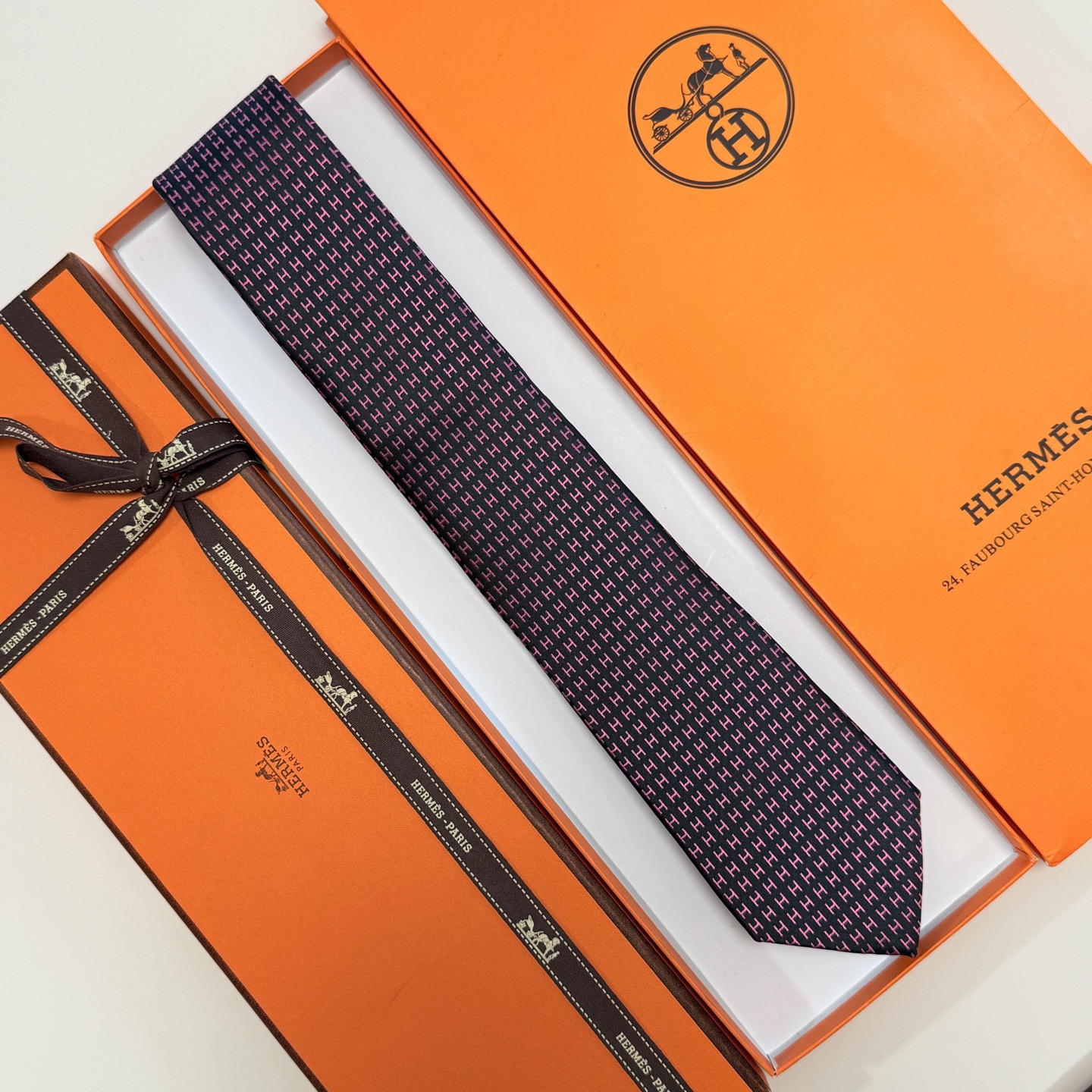 🌾男士新款领带系列【H字母图案领带】👔👔，稀有H家每年都有一千条不同印花的领带面世，从最初的多以几何图案