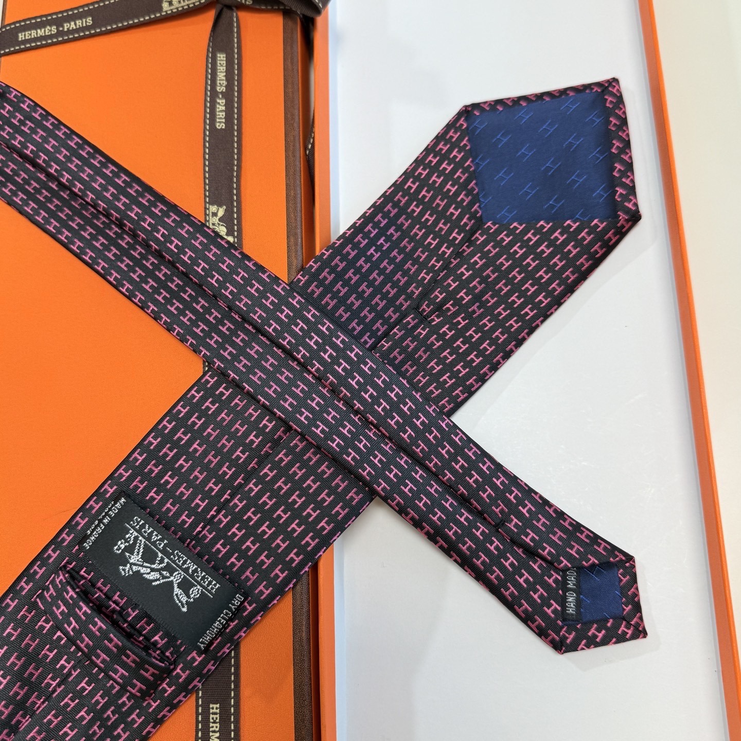 🌾男士新款领带系列【H字母图案领带】👔👔，稀有H家每年都有一千条不同印花的领带面世，从最初的多以几何图案