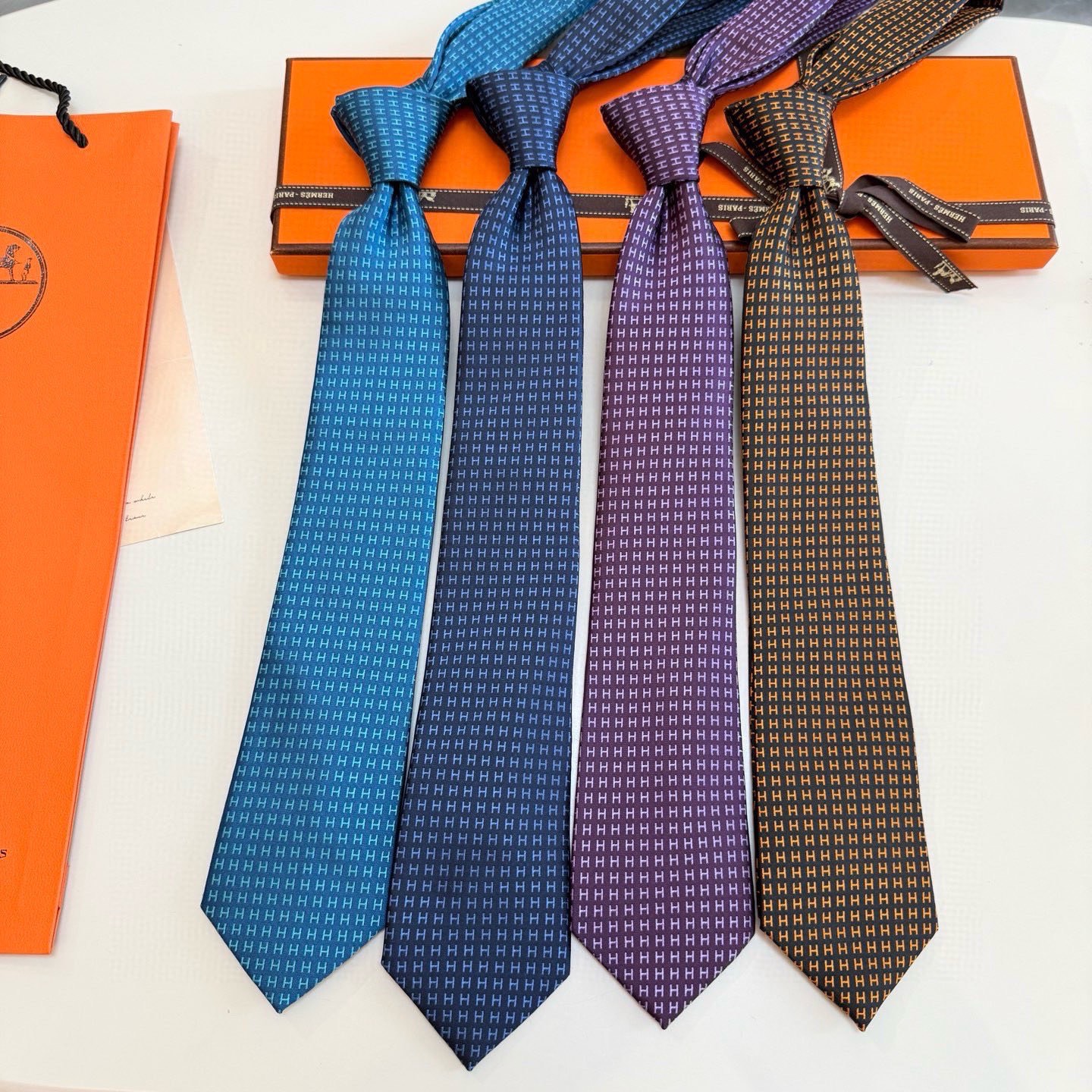 🌾男士新款领带系列【H字母图案领带】👔👔，稀有H家每年都有一千条不同印花的领带面世，从最初的多以几何图案