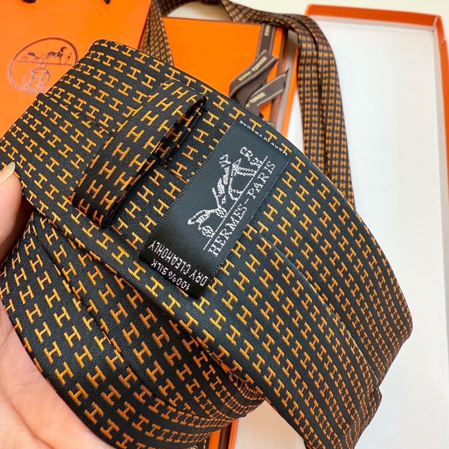 🌾男士新款领带系列【H字母图案领带】👔👔，稀有H家每年都有一千条不同印花的领带面世，从最初的多以几何图案