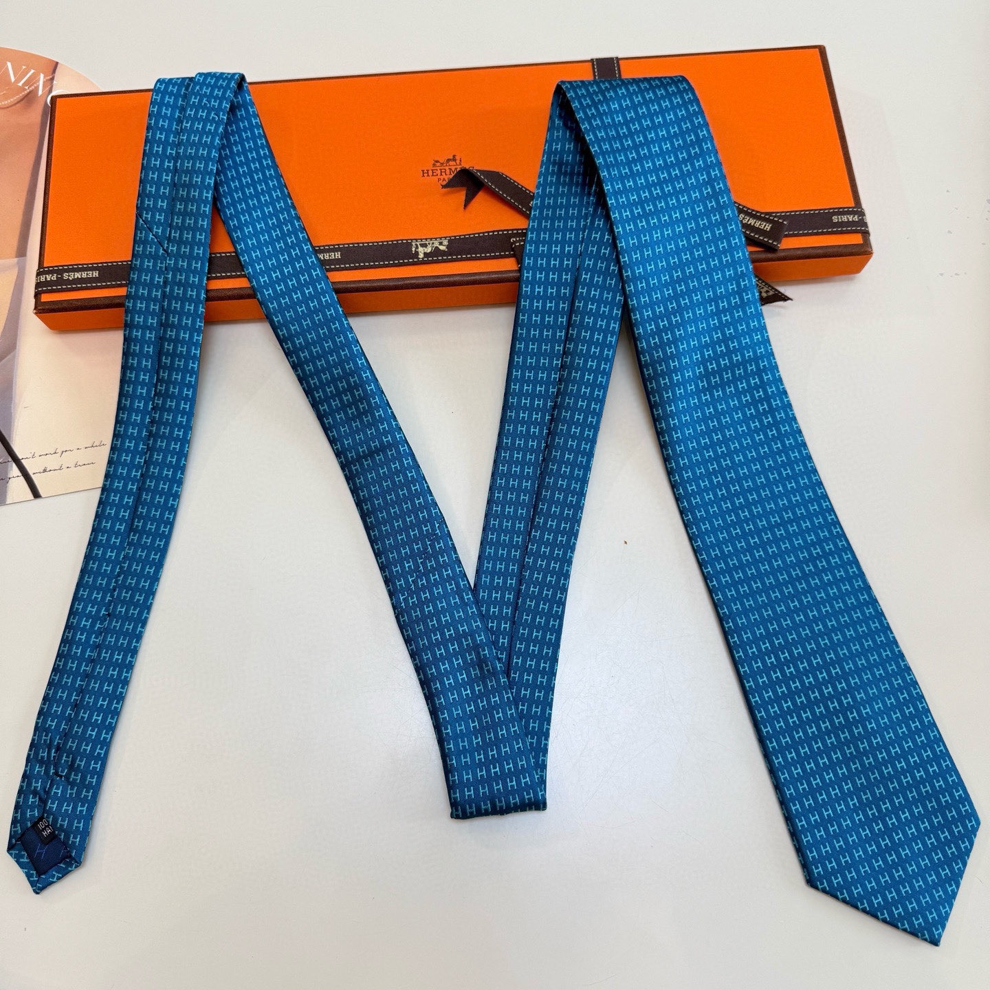 🌾男士新款领带系列【H字母图案领带】👔👔，稀有H家每年都有一千条不同印花的领带面世，从最初的多以几何图案