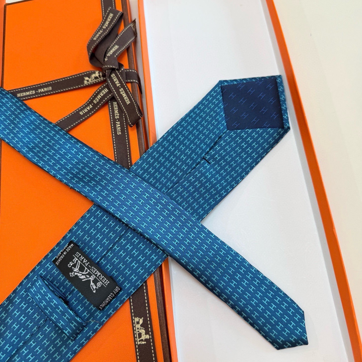 🌾男士新款领带系列【H字母图案领带】👔👔，稀有H家每年都有一千条不同印花的领带面世，从最初的多以几何图案