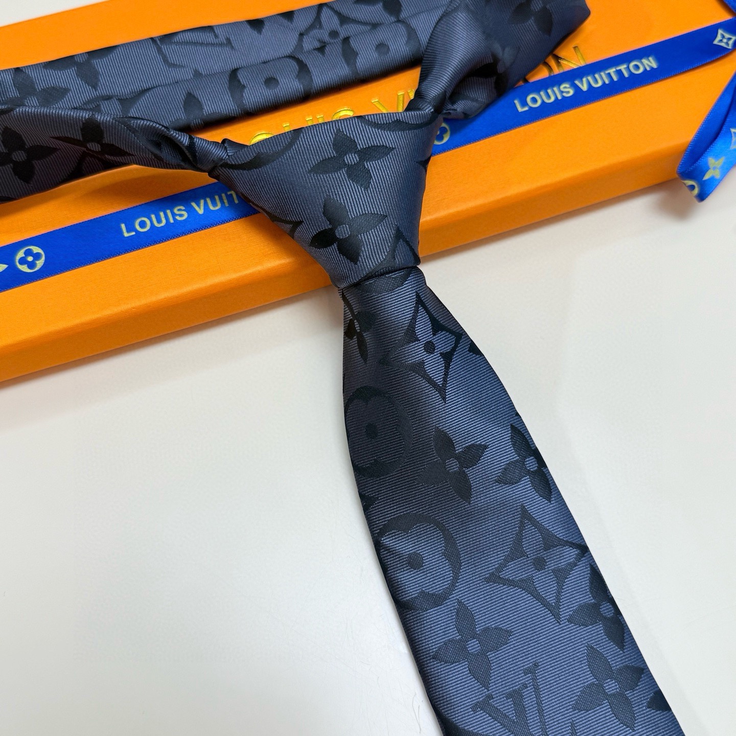🌾LV男士领带系列👔👔，稀有😻😻展现精湛手工与时尚优雅的理想选择，此款真丝织就的Diamonds V领带