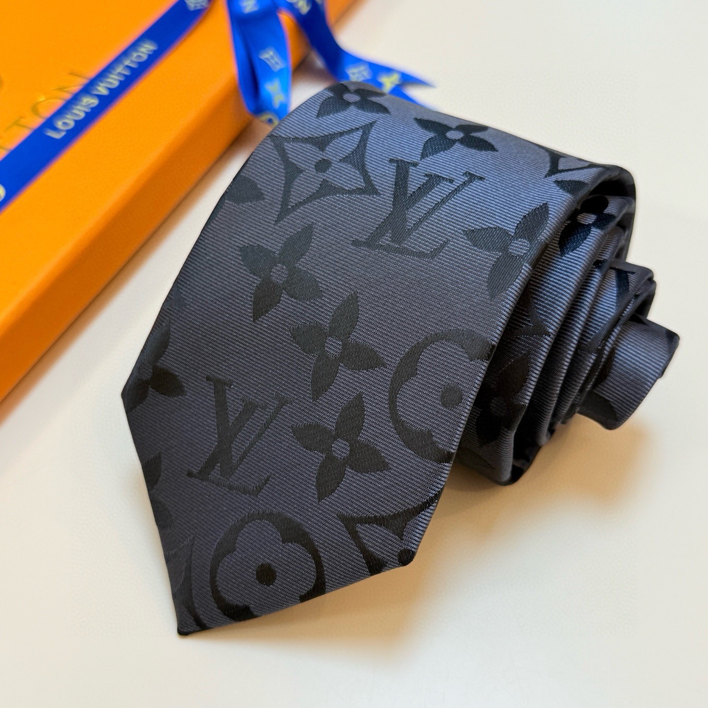 🌾LV男士领带系列👔👔，稀有😻😻展现精湛手工与时尚优雅的理想选择，此款真丝织就的Diamonds V领带