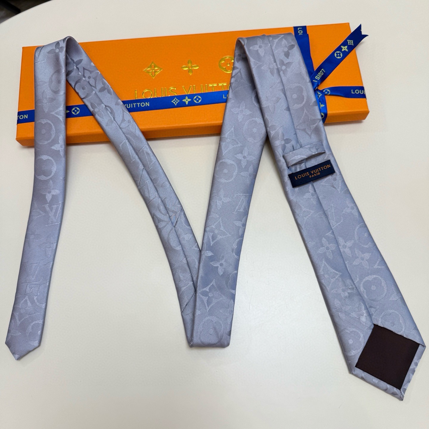 🌾LV男士领带系列👔👔，稀有😻😻展现精湛手工与时尚优雅的理想选择，此款真丝织就的Diamonds V领带