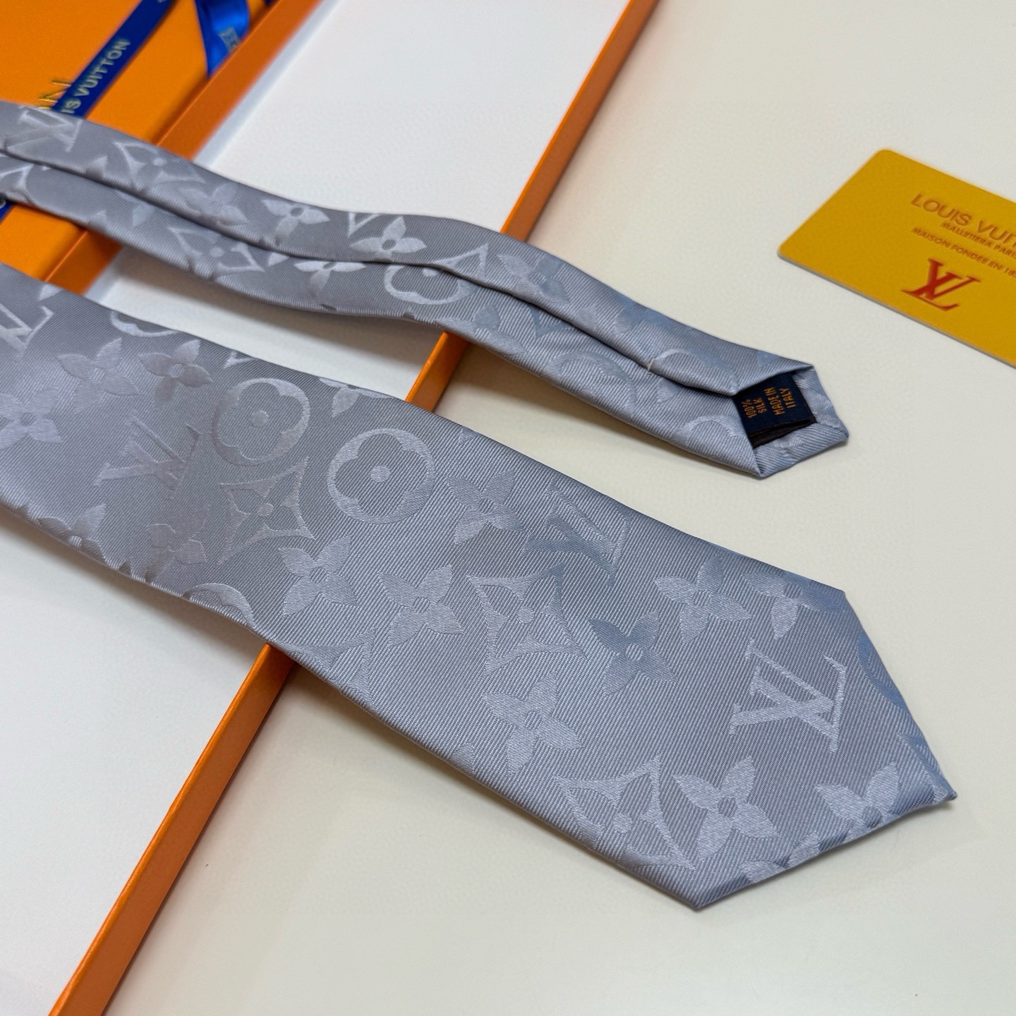🌾LV男士领带系列👔👔，稀有😻😻展现精湛手工与时尚优雅的理想选择，此款真丝织就的Diamonds V领带