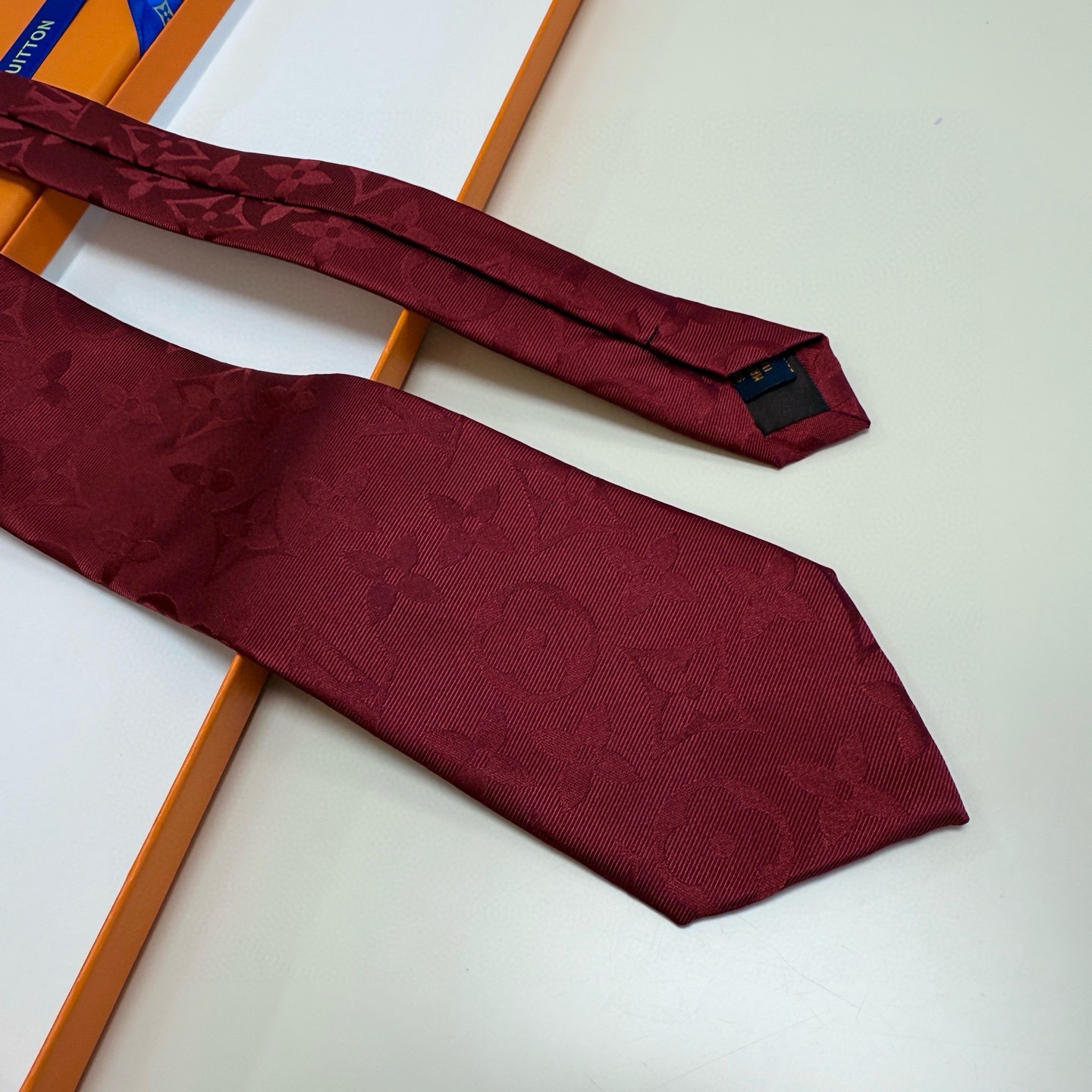 🌾LV男士领带系列👔👔，稀有😻😻展现精湛手工与时尚优雅的理想选择，此款真丝织就的Diamonds V领带