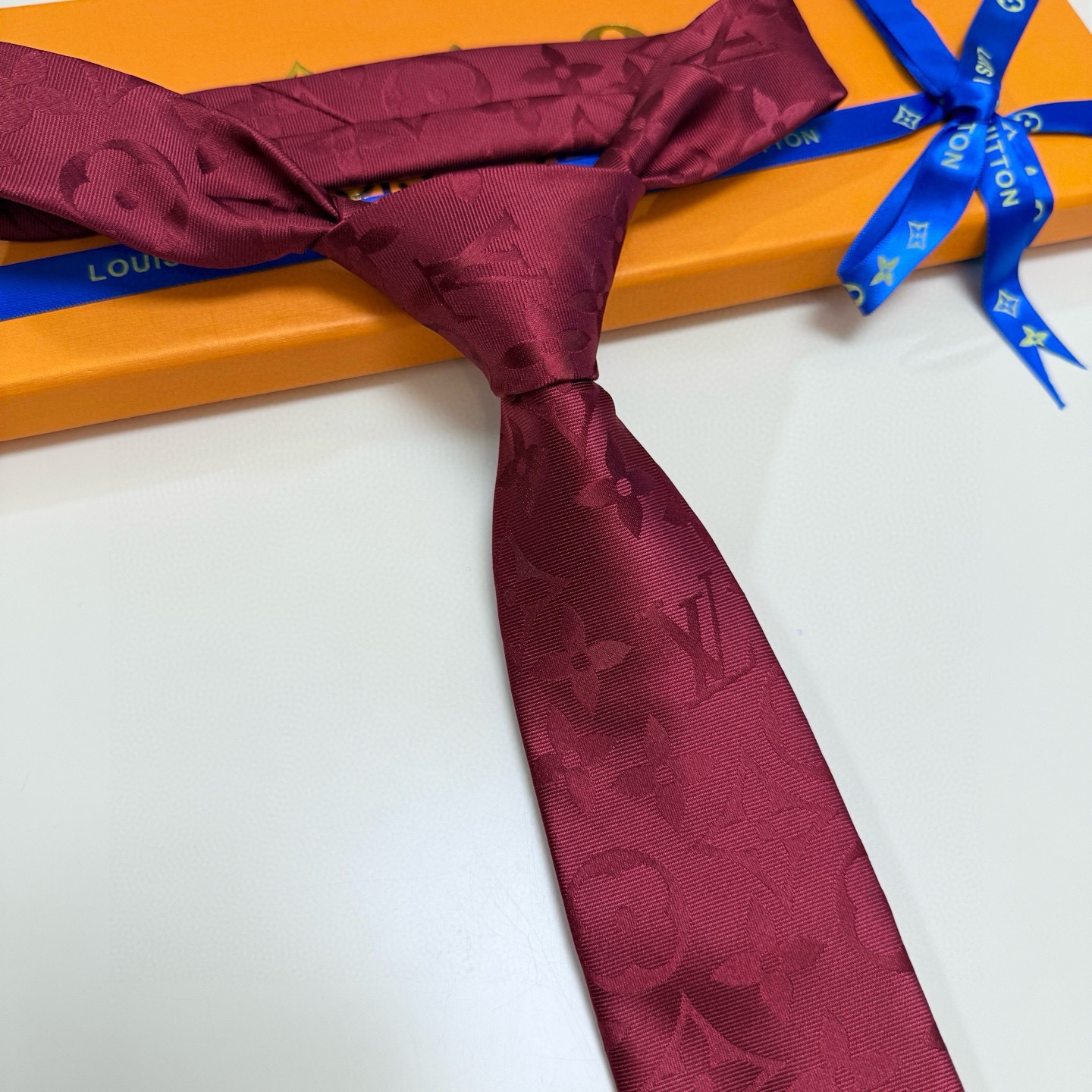 🌾LV男士领带系列👔👔，稀有😻😻展现精湛手工与时尚优雅的理想选择，此款真丝织就的Diamonds V领带