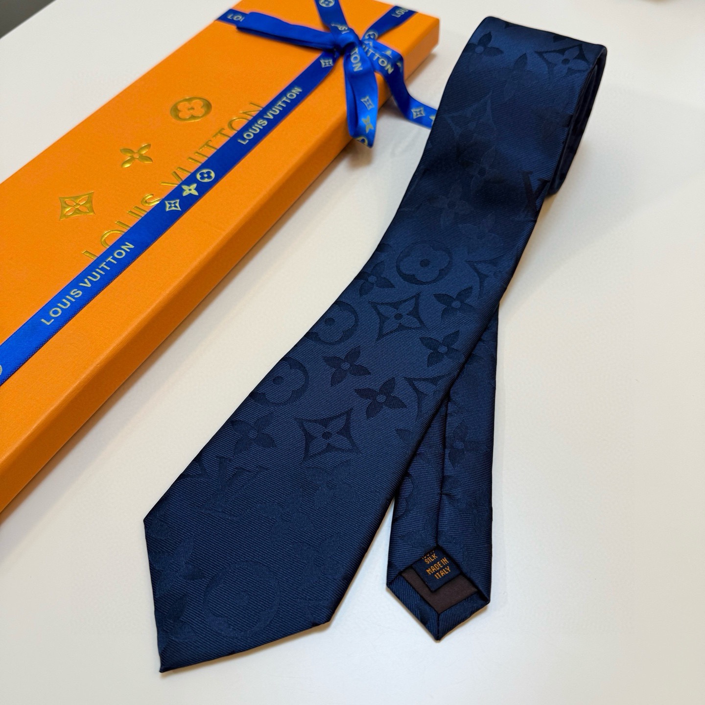 🌾LV男士领带系列👔👔，稀有😻😻展现精湛手工与时尚优雅的理想选择，此款真丝织就的Diamonds V领带