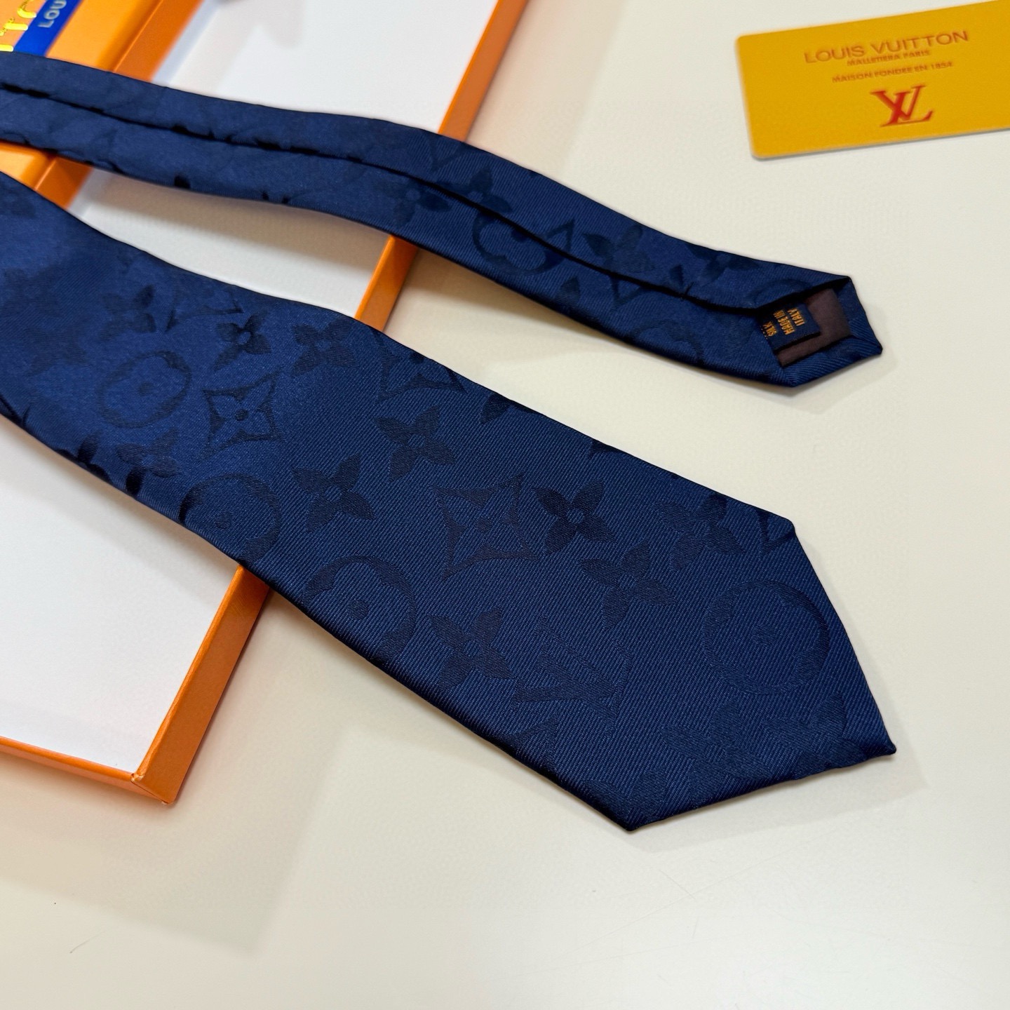 🌾LV男士领带系列👔👔，稀有😻😻展现精湛手工与时尚优雅的理想选择，此款真丝织就的Diamonds V领带