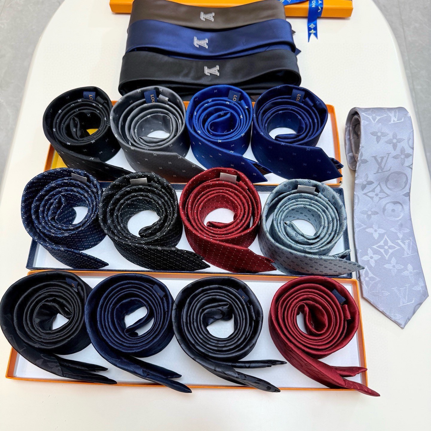 🌾LV男士领带系列👔👔，稀有😻😻展现精湛手工与时尚优雅的理想选择，此款真丝织就的Diamonds V领带