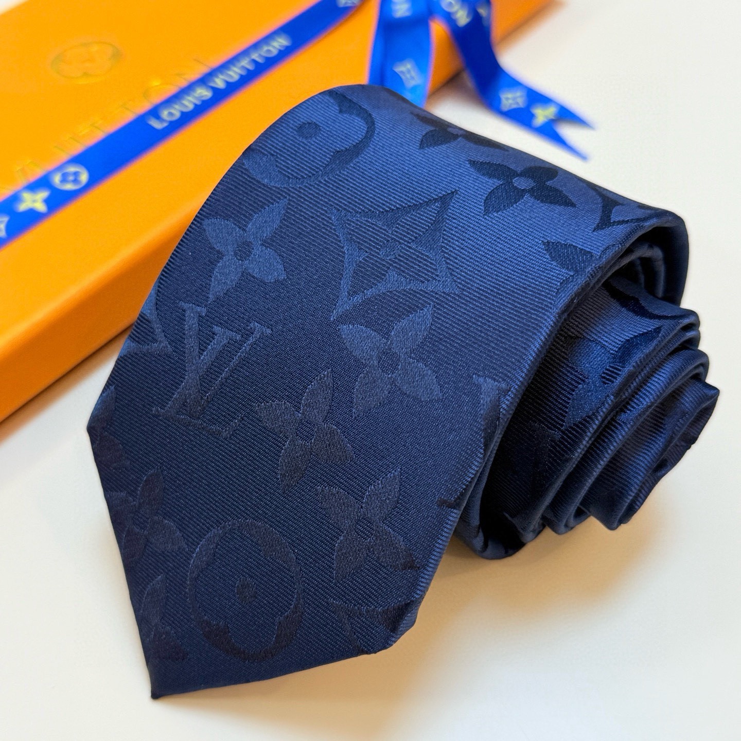 🌾LV男士领带系列👔👔，稀有😻😻展现精湛手工与时尚优雅的理想选择，此款真丝织就的Diamonds V领带