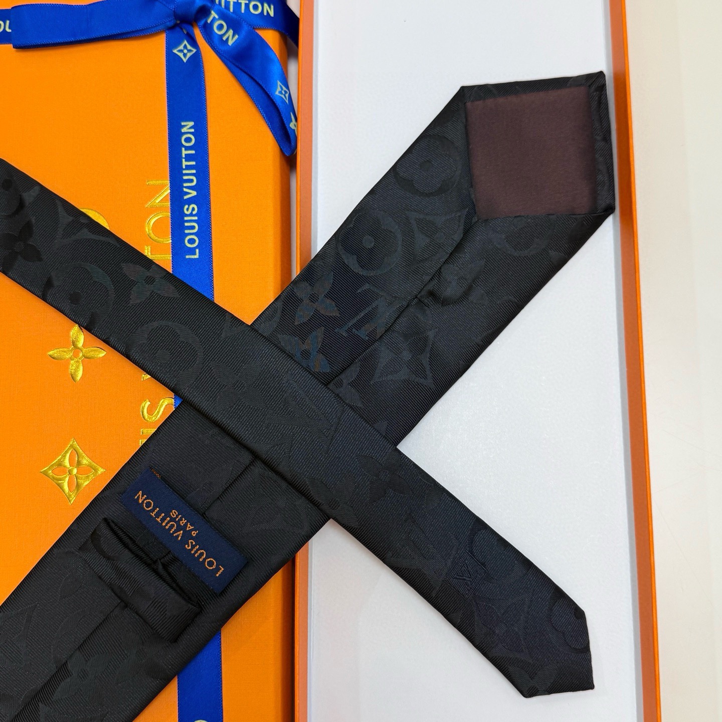 🌾LV男士领带系列👔👔，稀有😻😻展现精湛手工与时尚优雅的理想选择，此款真丝织就的Diamonds V领带