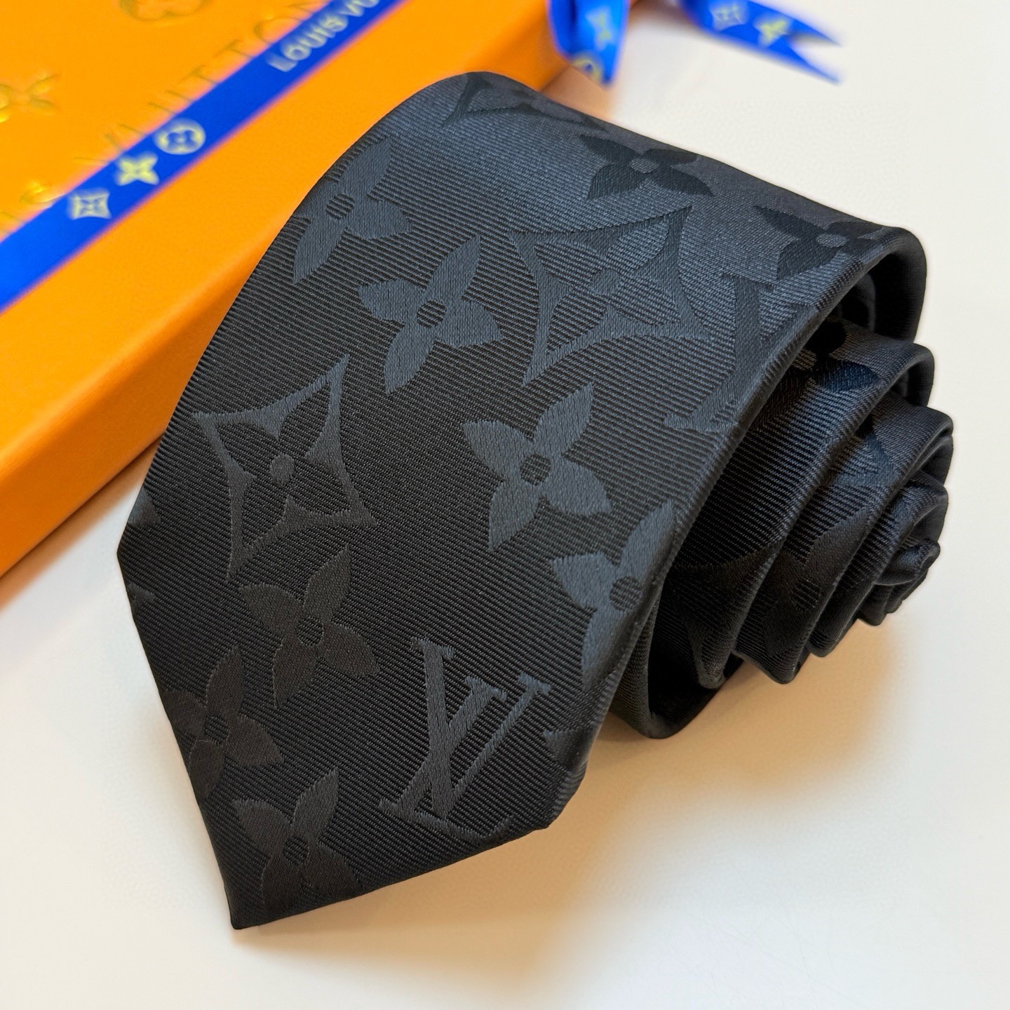 🌾LV男士领带系列👔👔，稀有😻😻展现精湛手工与时尚优雅的理想选择，此款真丝织就的Diamonds V领带