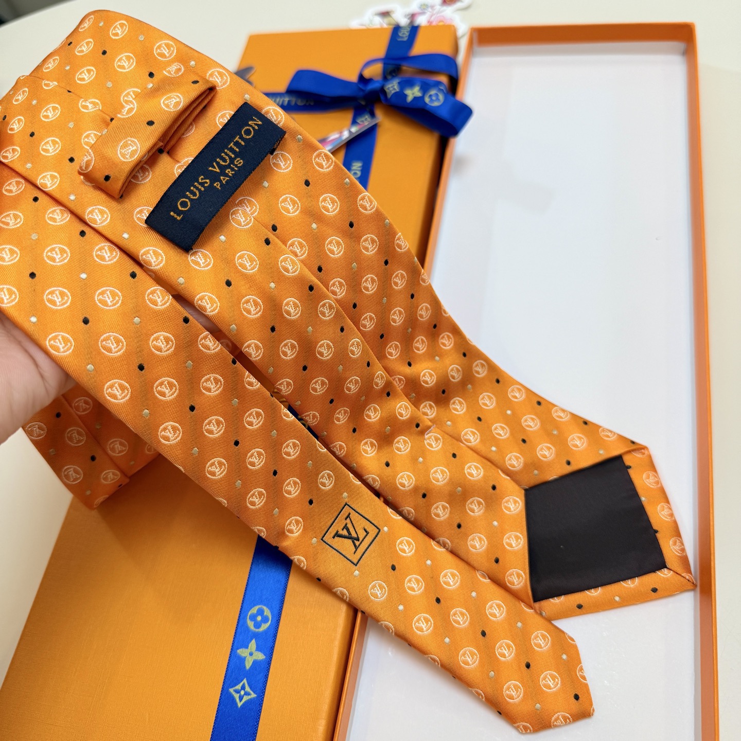 🌾 Lv字母标识领带，稀有😻😻展现精湛手工与时尚优雅的理想选择，此款真丝织就的Diamonds V领带以