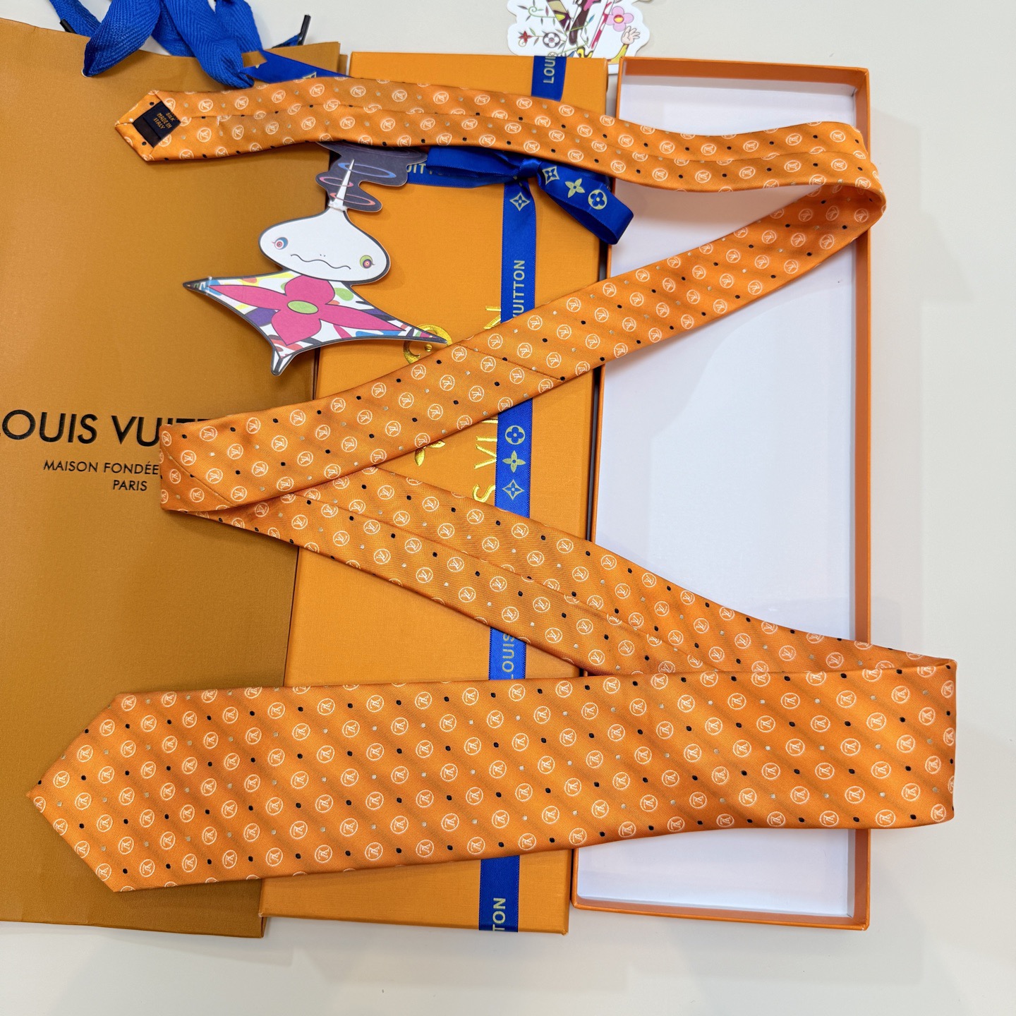 🌾 Lv字母标识领带，稀有😻😻展现精湛手工与时尚优雅的理想选择，此款真丝织就的Diamonds V领带以