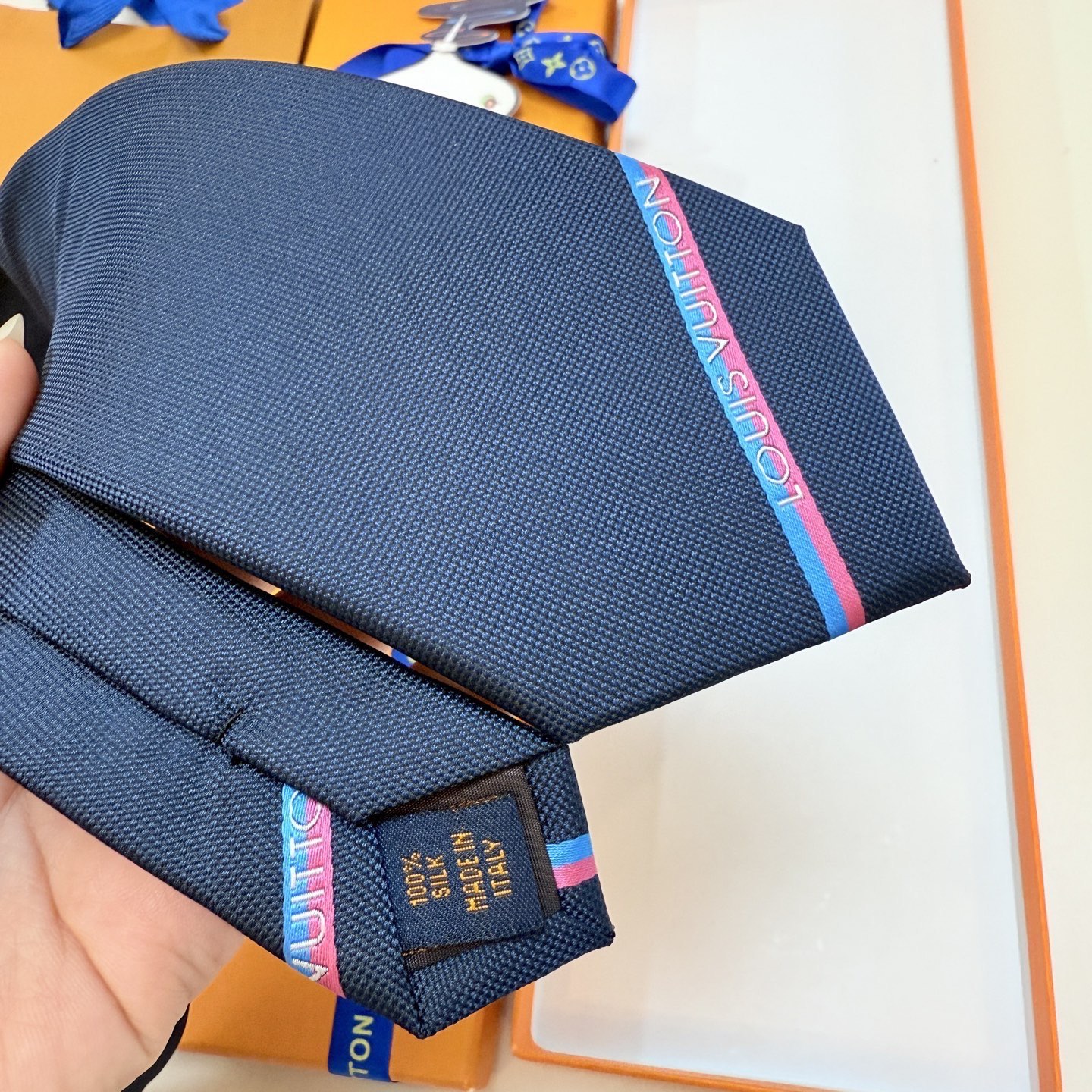 🌾 Lv字母标识领带，稀有😻😻展现精湛手工与时尚优雅的理想选择，此款真丝织就的Diamonds V领带以