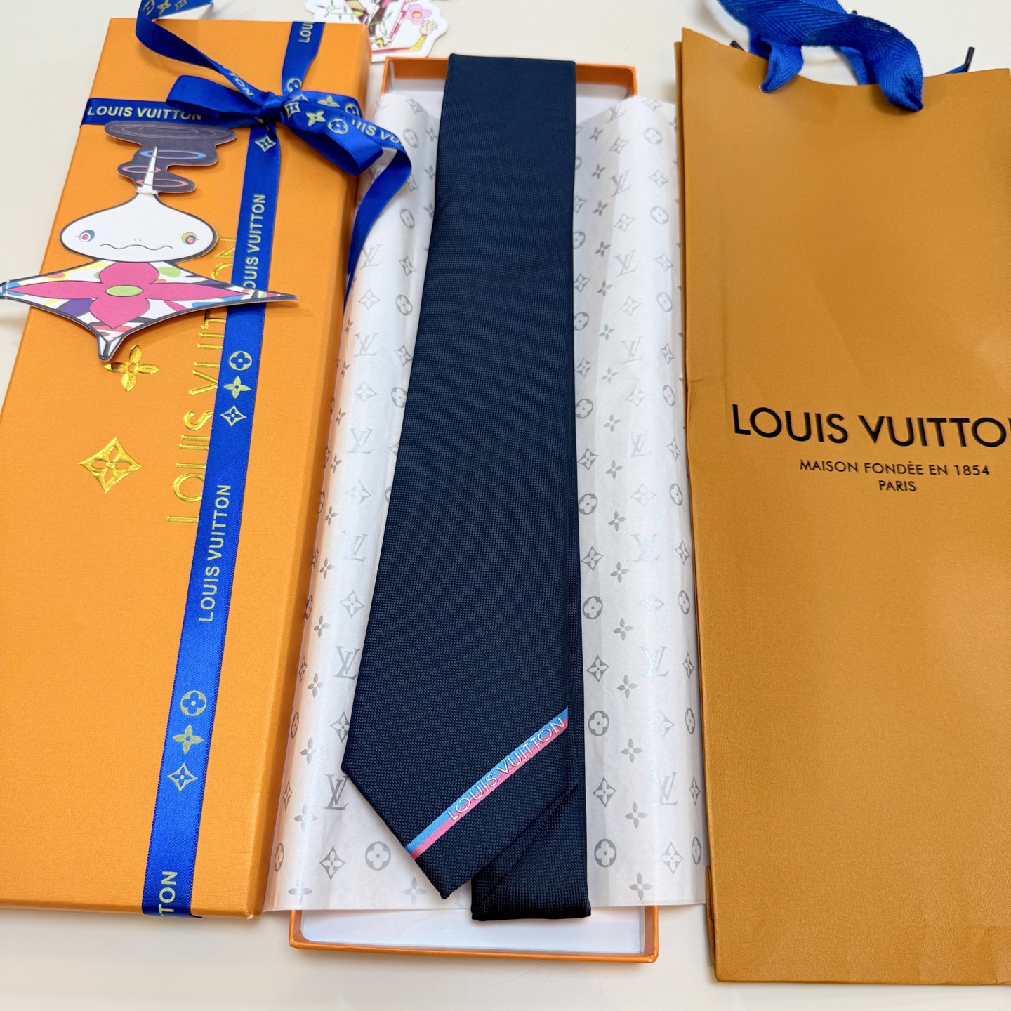 🌾 Lv字母标识领带，稀有😻😻展现精湛手工与时尚优雅的理想选择，此款真丝织就的Diamonds V领带以