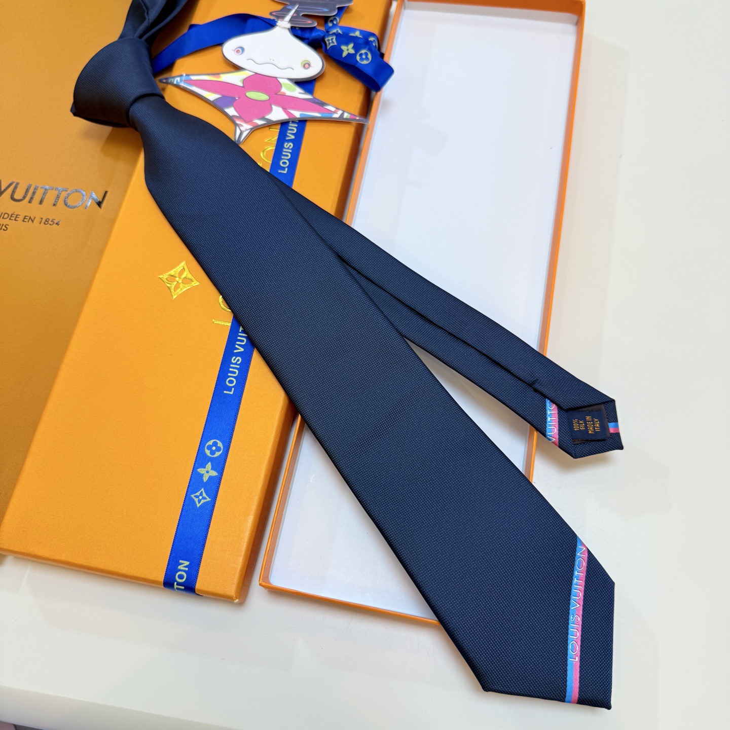 🌾 Lv字母标识领带，稀有😻😻展现精湛手工与时尚优雅的理想选择，此款真丝织就的Diamonds V领带以