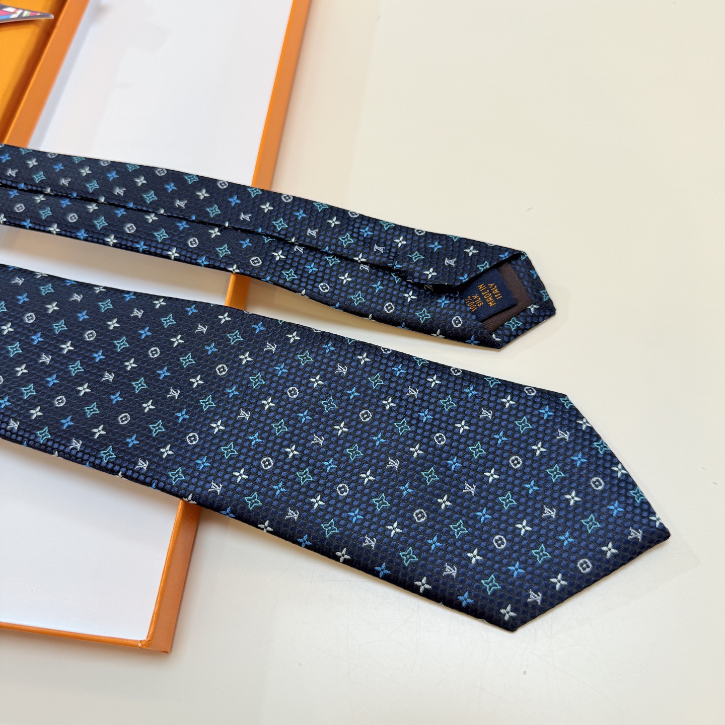 🌾 Lv字母标识领带，稀有😻😻展现精湛手工与时尚优雅的理想选择，此款真丝织就的Diamonds V领带以