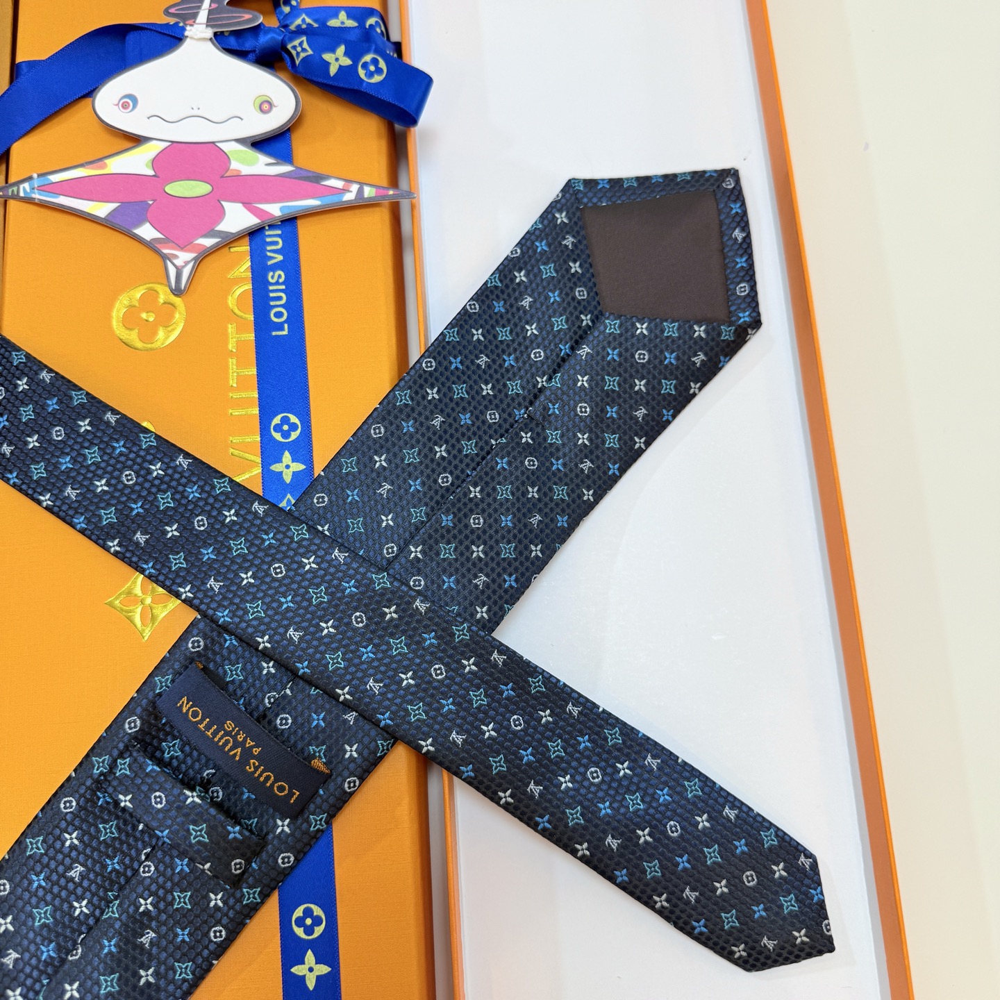 🌾 Lv字母标识领带，稀有😻😻展现精湛手工与时尚优雅的理想选择，此款真丝织就的Diamonds V领带以