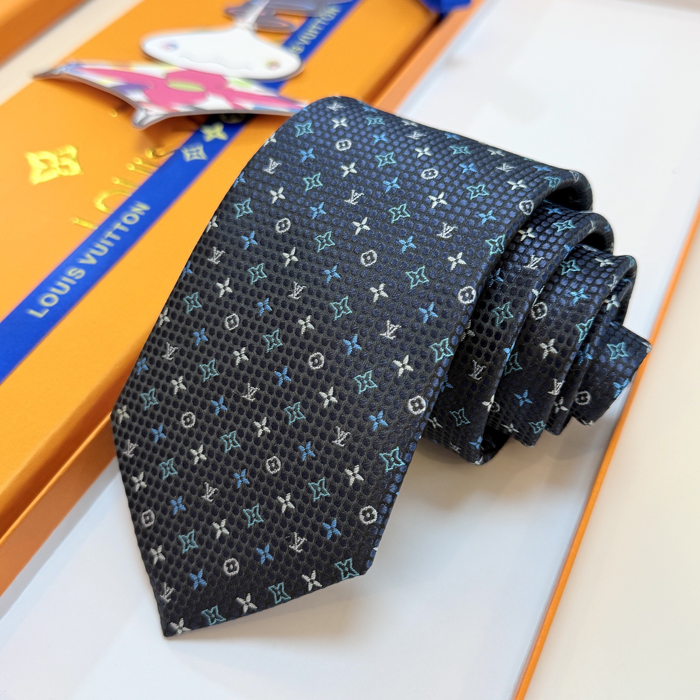 🌾 Lv字母标识领带，稀有😻😻展现精湛手工与时尚优雅的理想选择，此款真丝织就的Diamonds V领带以