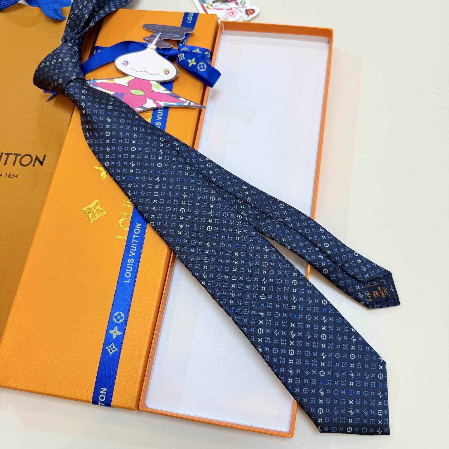 🌾 Lv字母标识领带，稀有😻😻展现精湛手工与时尚优雅的理想选择，此款真丝织就的Diamonds V领带以