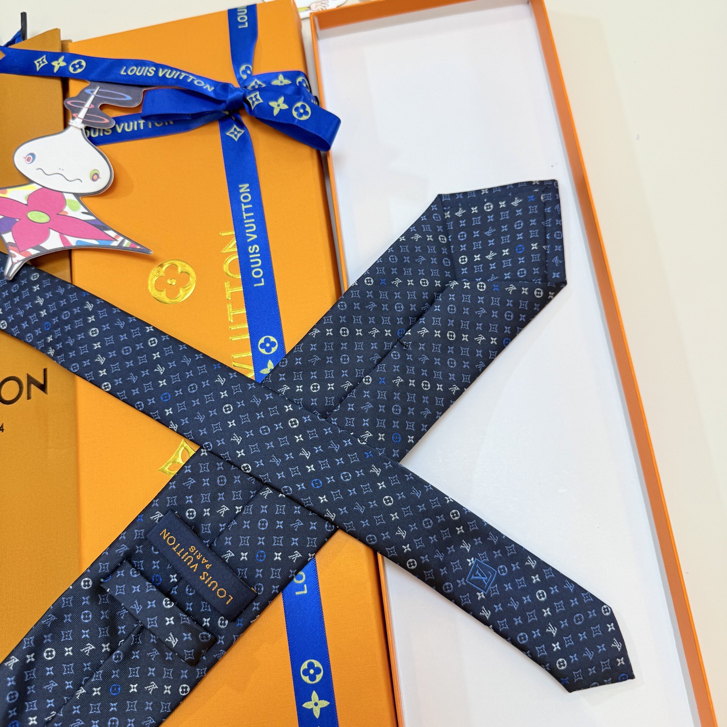 🌾 Lv字母标识领带，稀有😻😻展现精湛手工与时尚优雅的理想选择，此款真丝织就的Diamonds V领带以