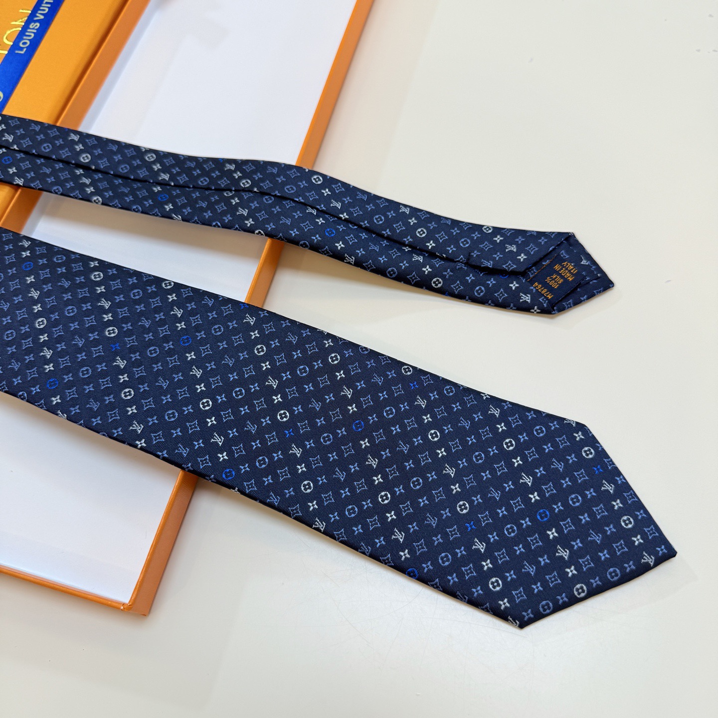 🌾 Lv字母标识领带，稀有😻😻展现精湛手工与时尚优雅的理想选择，此款真丝织就的Diamonds V领带以