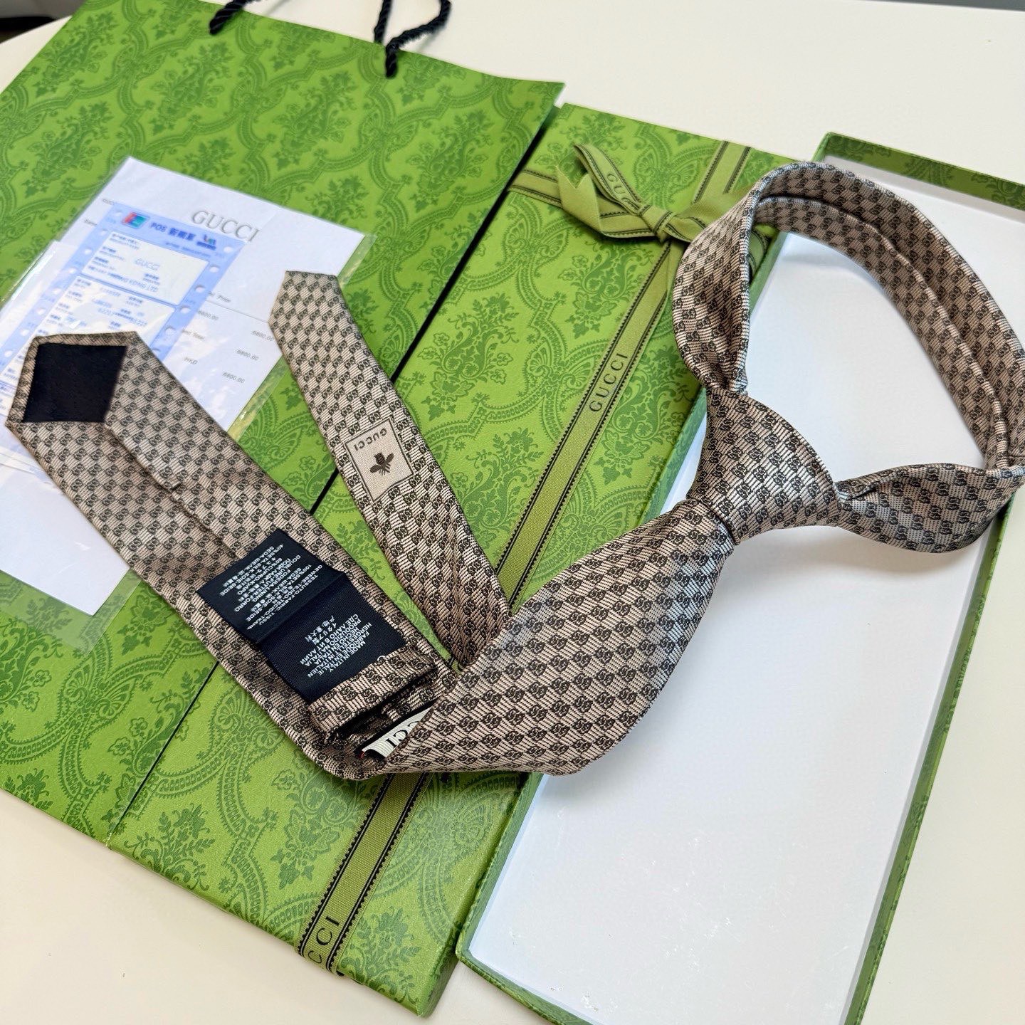 🌾官方同步古奇男款领带【双GG领带】👔👔，稀有🐝🐝展现精湛手工与时尚优雅的理想选择，这款领带将标志性的主