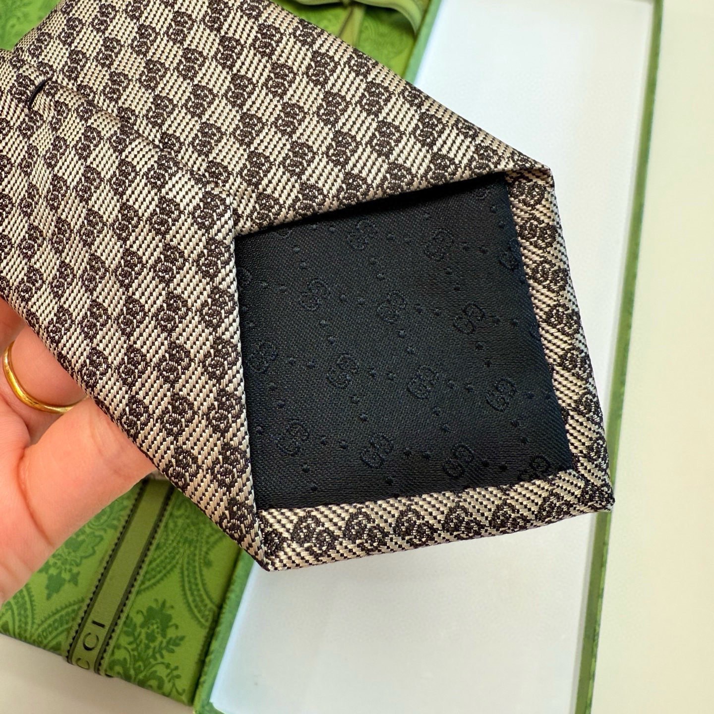 🌾官方同步古奇男款领带【双GG领带】👔👔，稀有🐝🐝展现精湛手工与时尚优雅的理想选择，这款领带将标志性的主