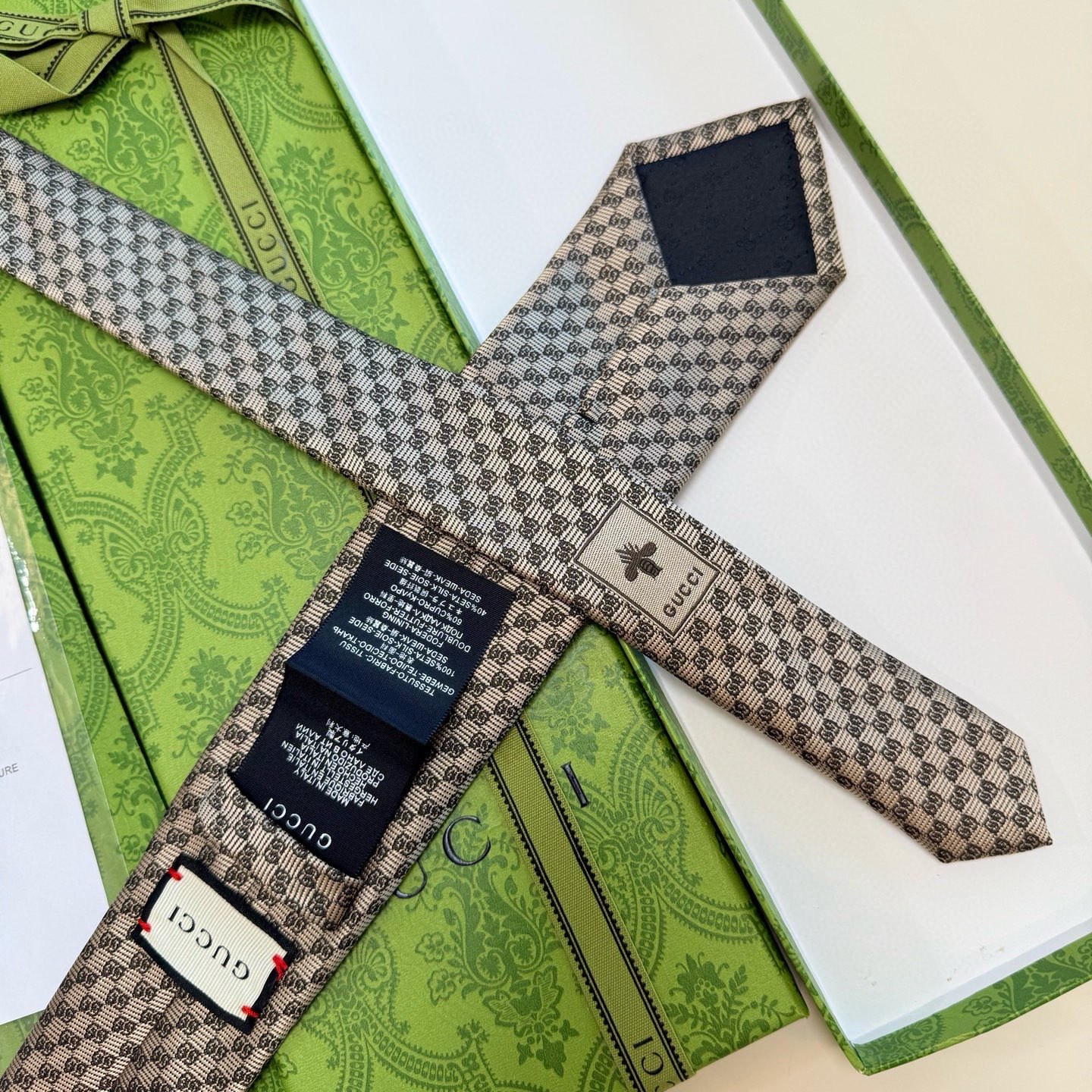 🌾官方同步古奇男款领带【双GG领带】👔👔，稀有🐝🐝展现精湛手工与时尚优雅的理想选择，这款领带将标志性的主