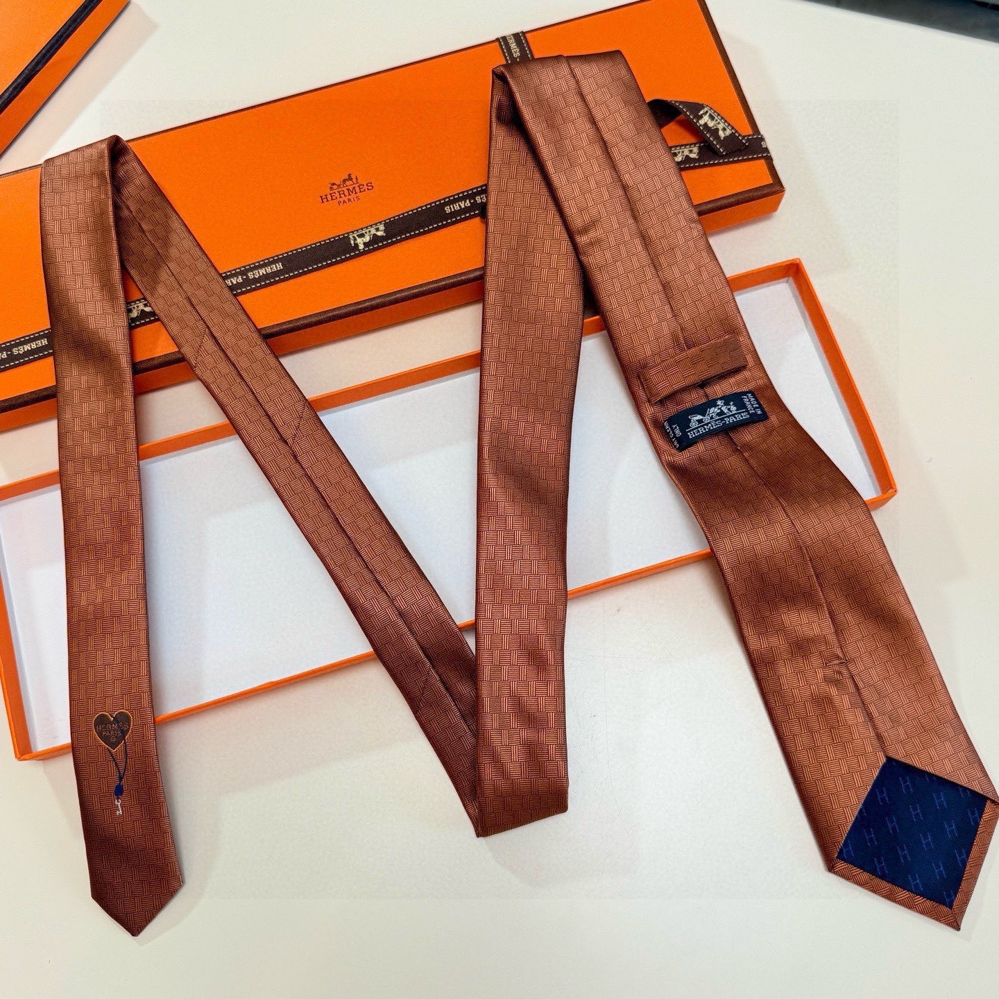 🌾“幸福之钥”官方新色到货！9色！爱马仕领带是每位男士衣橱中不可或缺的单品，也是一段故事的起源。仅有一条