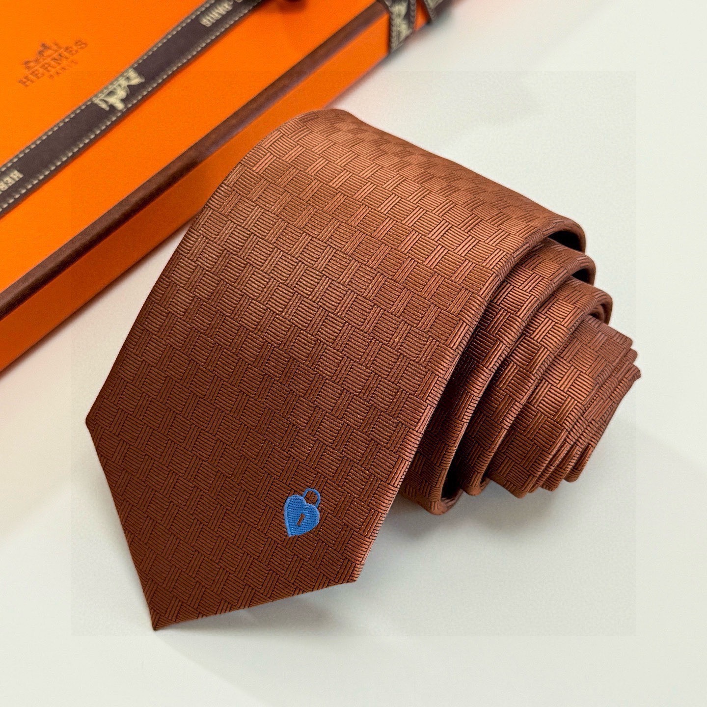 🌾“幸福之钥”官方新色到货！9色！爱马仕领带是每位男士衣橱中不可或缺的单品，也是一段故事的起源。仅有一条