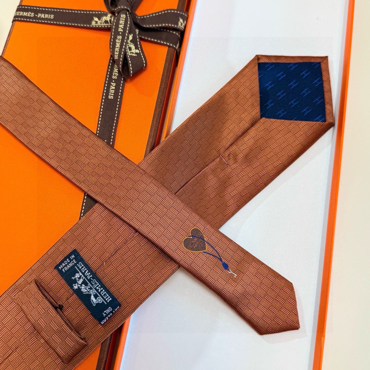 🌾“幸福之钥”官方新色到货！9色！爱马仕领带是每位男士衣橱中不可或缺的单品，也是一段故事的起源。仅有一条