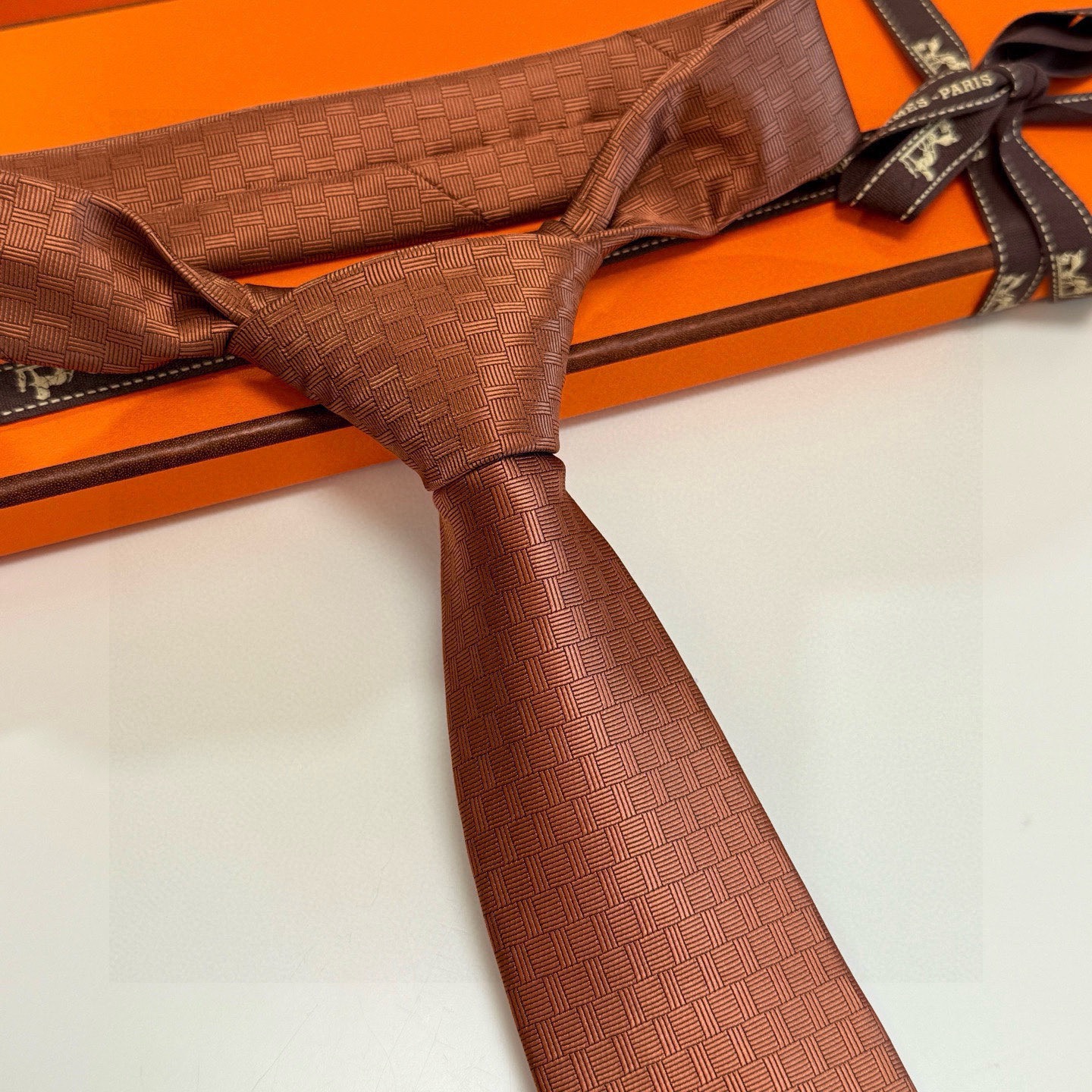 🌾“幸福之钥”官方新色到货！9色！爱马仕领带是每位男士衣橱中不可或缺的单品，也是一段故事的起源。仅有一条