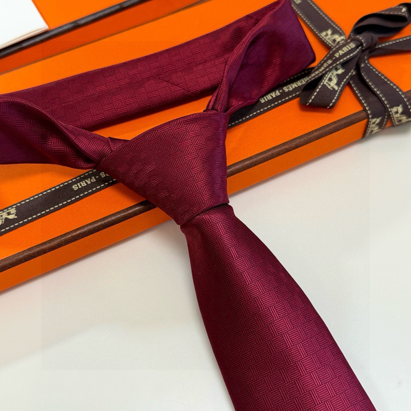 🌾“幸福之钥”官方新色到货！9色！爱马仕领带是每位男士衣橱中不可或缺的单品，也是一段故事的起源。仅有一条