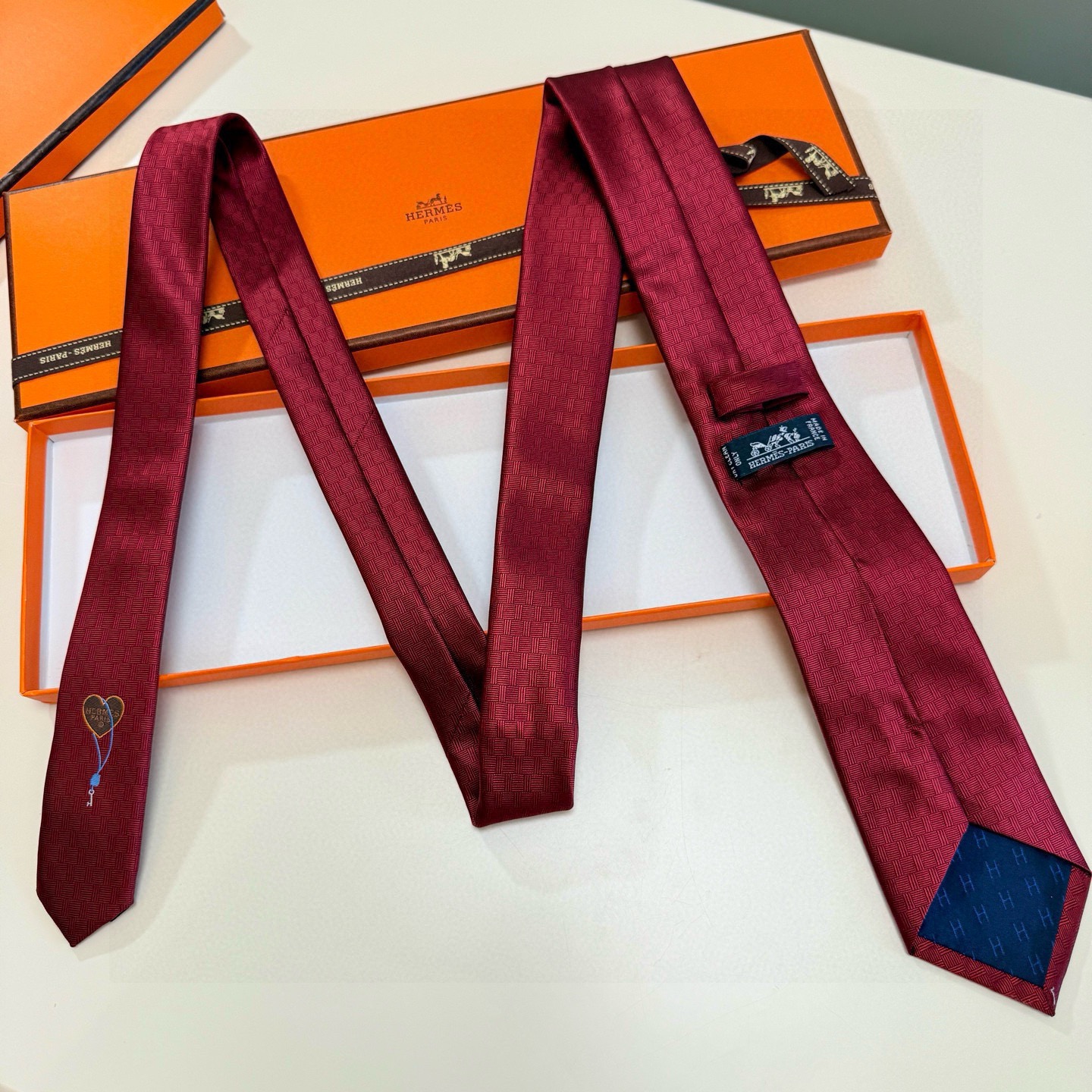 🌾“幸福之钥”官方新色到货！9色！爱马仕领带是每位男士衣橱中不可或缺的单品，也是一段故事的起源。仅有一条