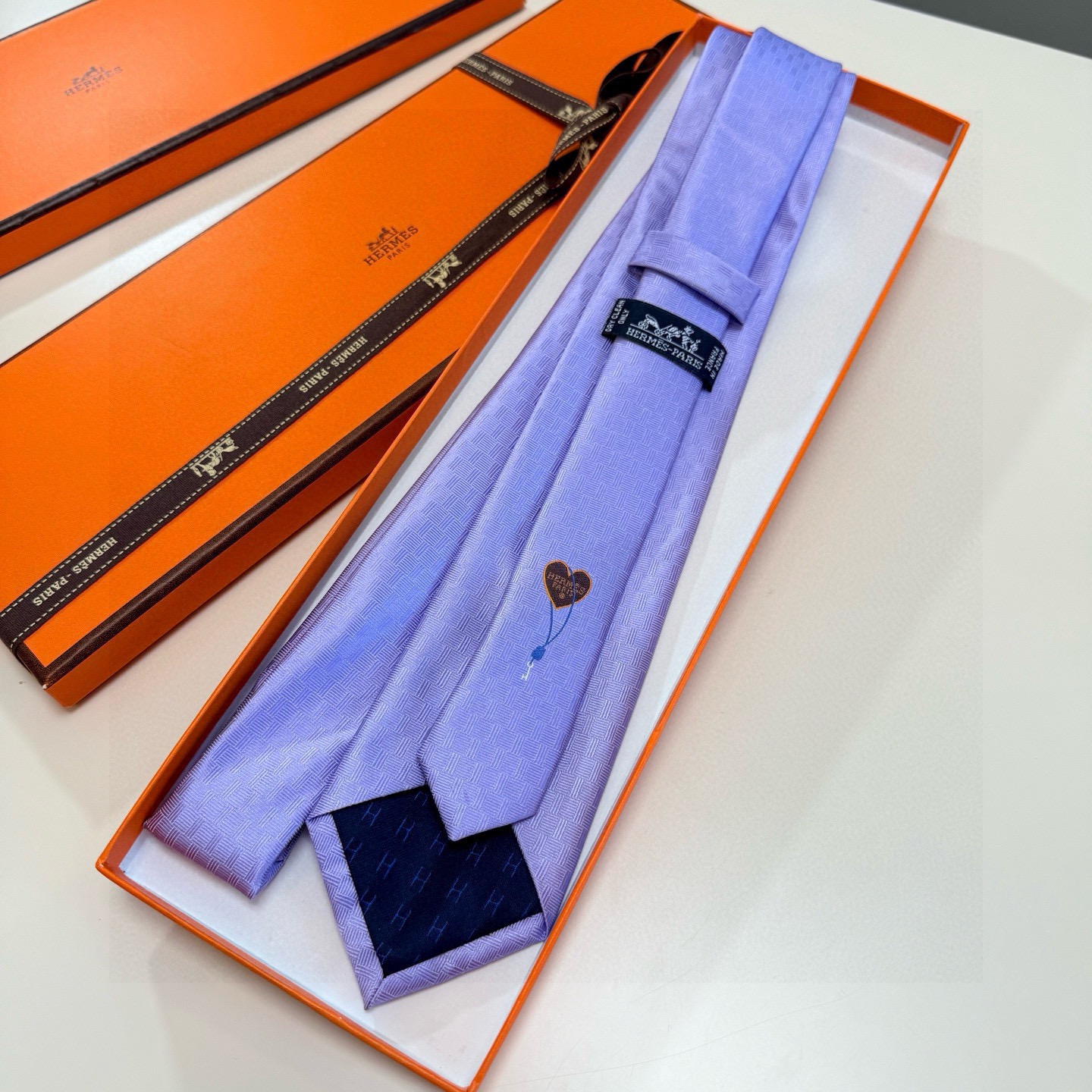 🌾“幸福之钥”官方新色到货！9色！爱马仕领带是每位男士衣橱中不可或缺的单品，也是一段故事的起源。仅有一条
