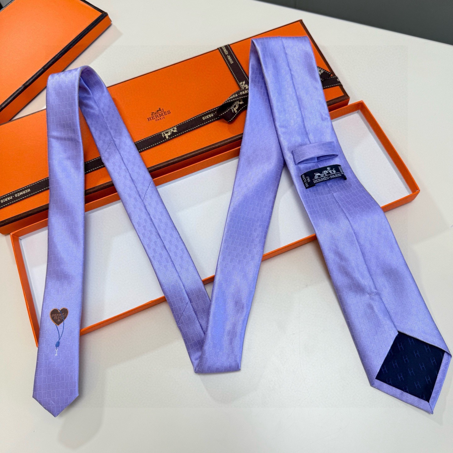 🌾“幸福之钥”官方新色到货！9色！爱马仕领带是每位男士衣橱中不可或缺的单品，也是一段故事的起源。仅有一条