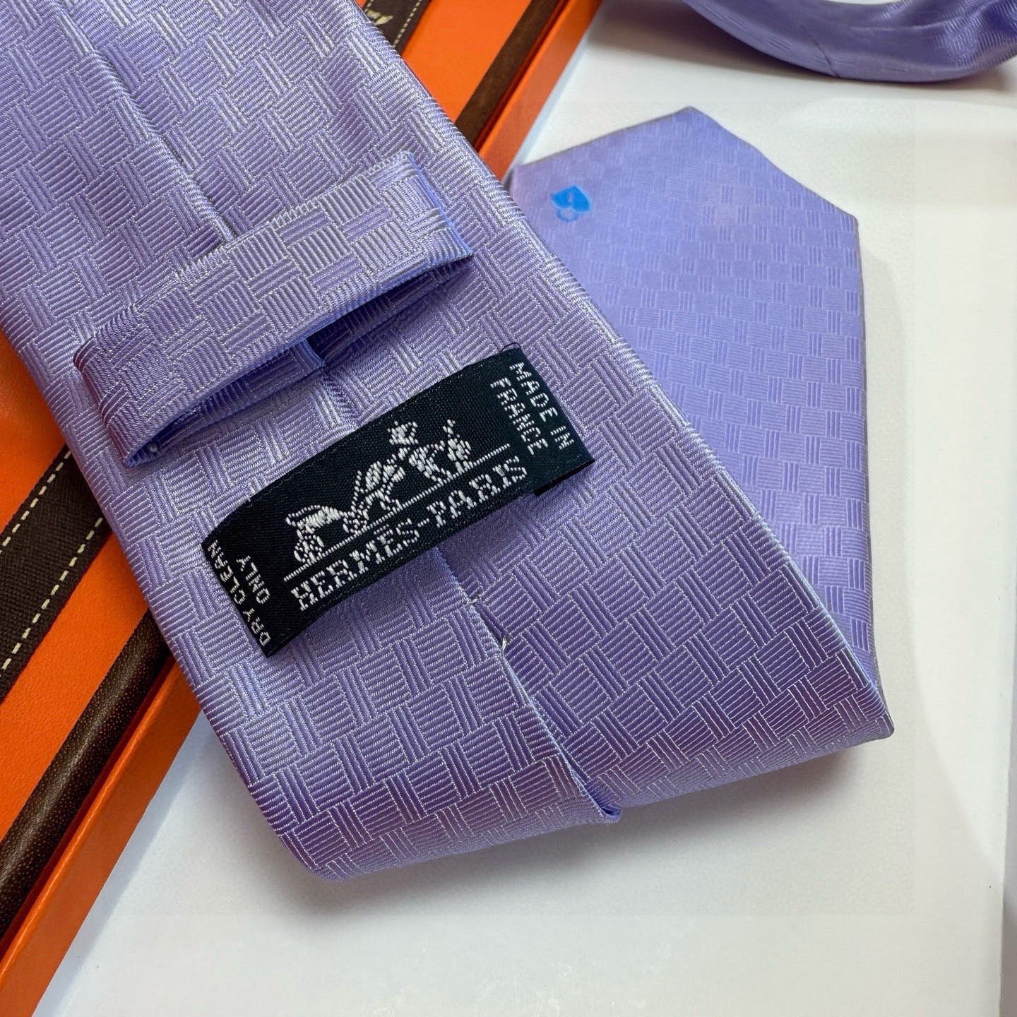 🌾“幸福之钥”官方新色到货！9色！爱马仕领带是每位男士衣橱中不可或缺的单品，也是一段故事的起源。仅有一条