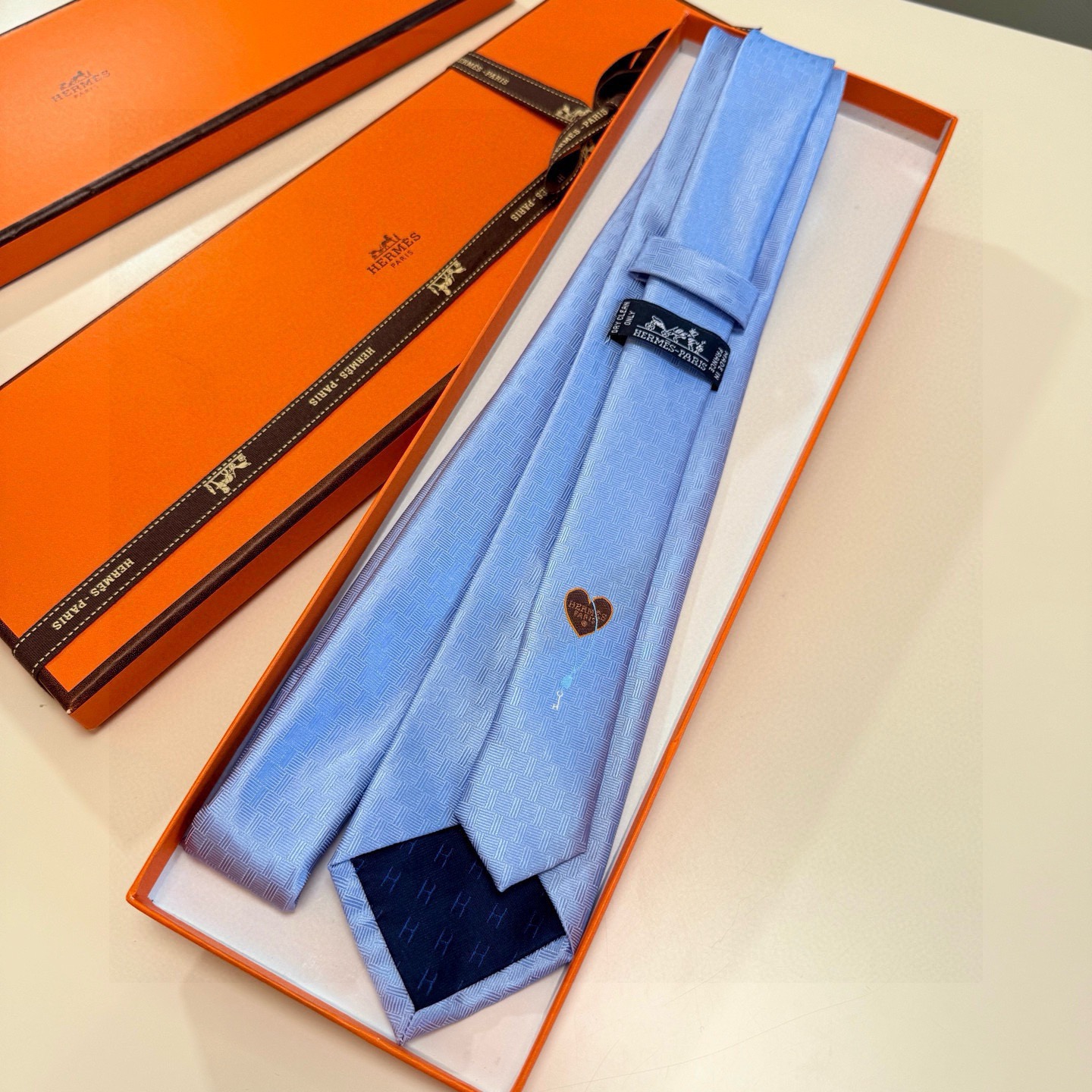 🌾“幸福之钥”官方新色到货！9色！爱马仕领带是每位男士衣橱中不可或缺的单品，也是一段故事的起源。仅有一条