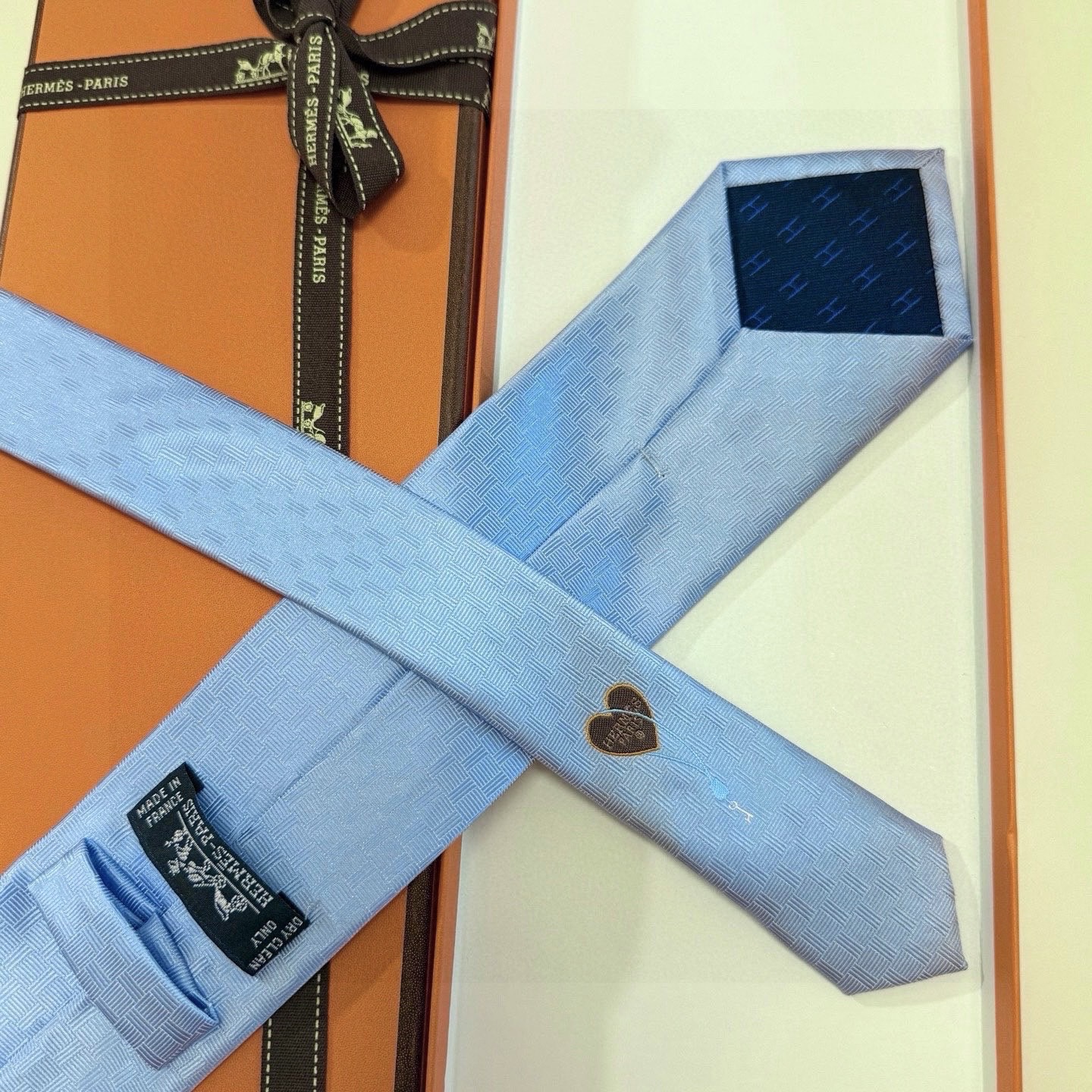 🌾“幸福之钥”官方新色到货！9色！爱马仕领带是每位男士衣橱中不可或缺的单品，也是一段故事的起源。仅有一条