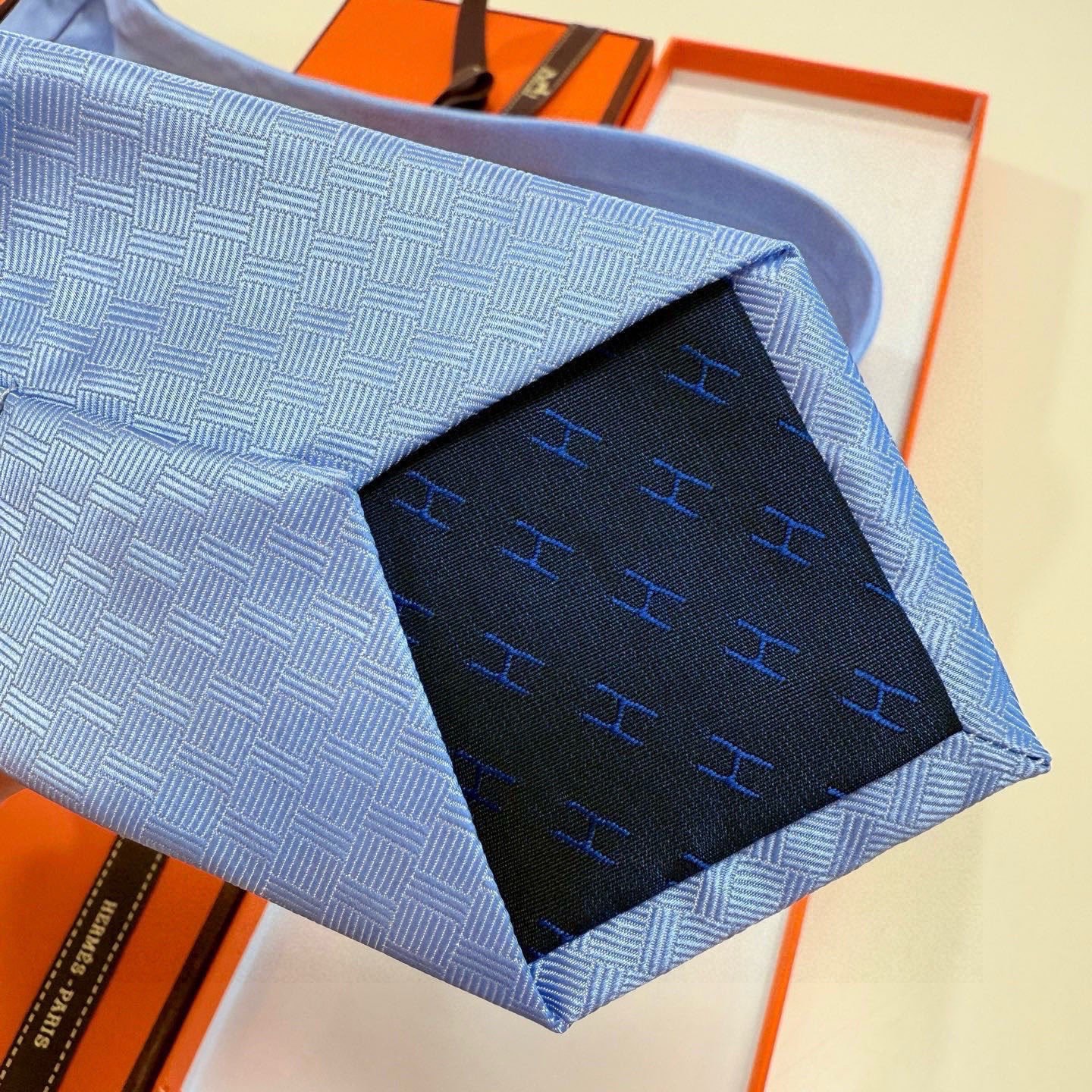 🌾“幸福之钥”官方新色到货！9色！爱马仕领带是每位男士衣橱中不可或缺的单品，也是一段故事的起源。仅有一条