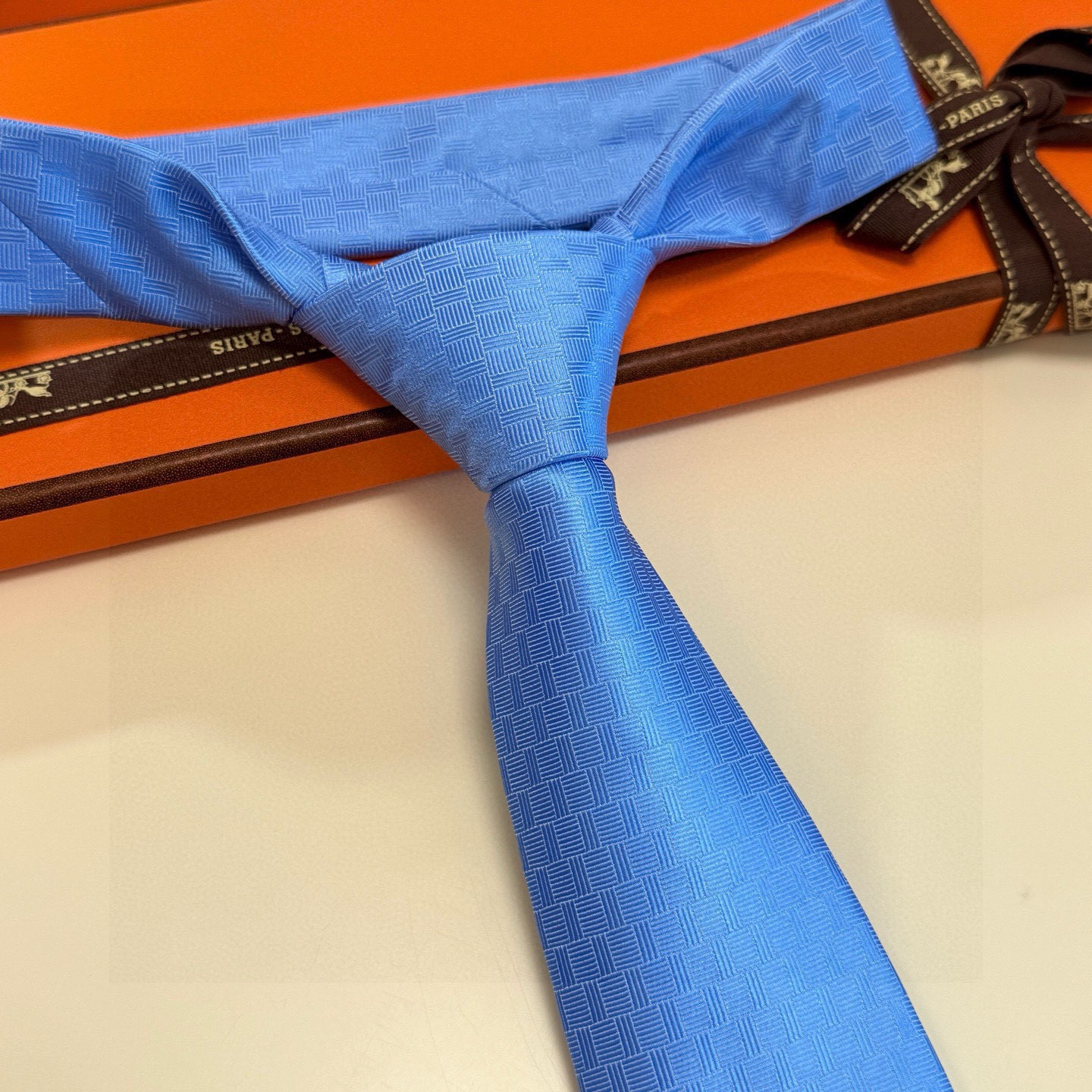 🌾“幸福之钥”官方新色到货！9色！爱马仕领带是每位男士衣橱中不可或缺的单品，也是一段故事的起源。仅有一条