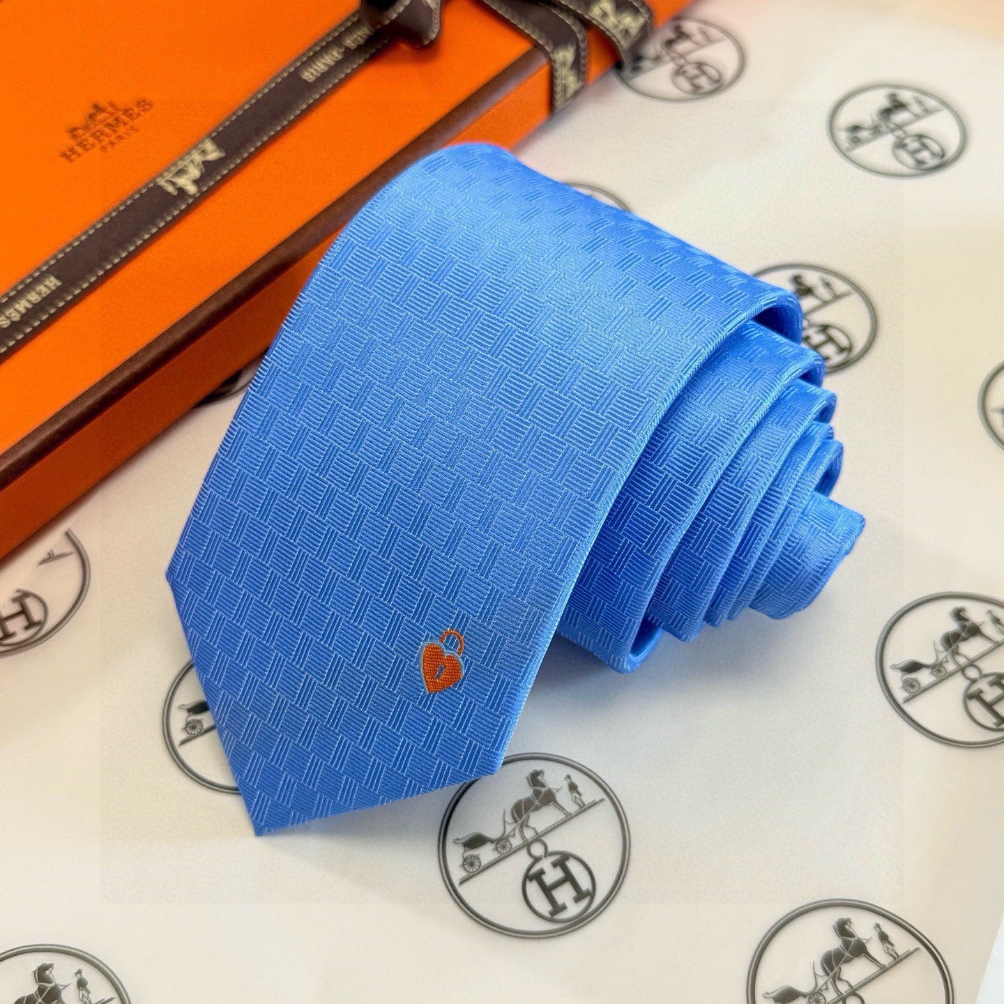 🌾“幸福之钥”官方新色到货！9色！爱马仕领带是每位男士衣橱中不可或缺的单品，也是一段故事的起源。仅有一条